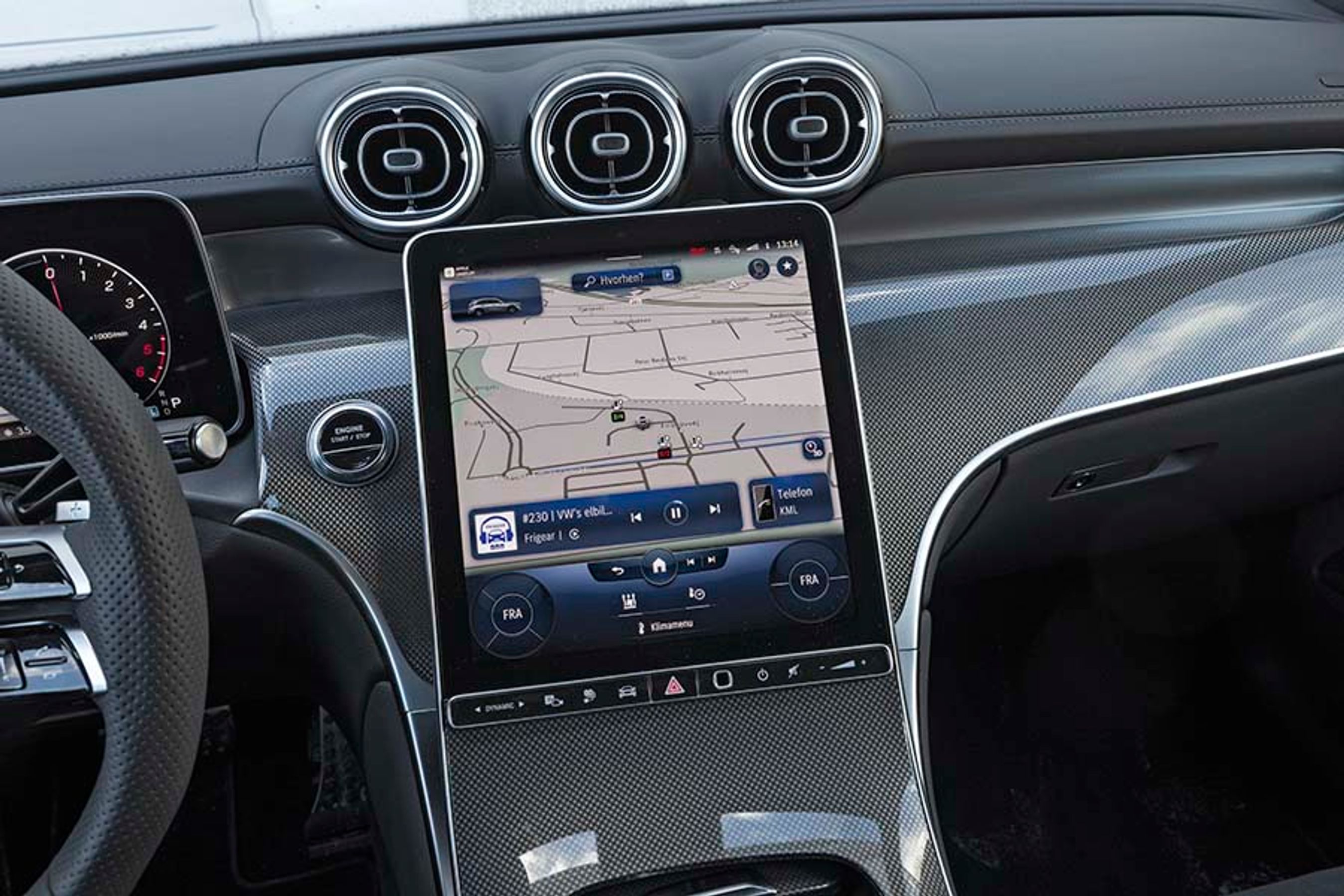 Mercedes har fundet frem til en overskuelig menustruktur, der også er ganske logisk. Der er store ikoner, og det er let at finde rundt i menuerne. Du kan også tale dansk til den, men det er begrænset, hvor meget den digitale assistent kan gøre for dig. 