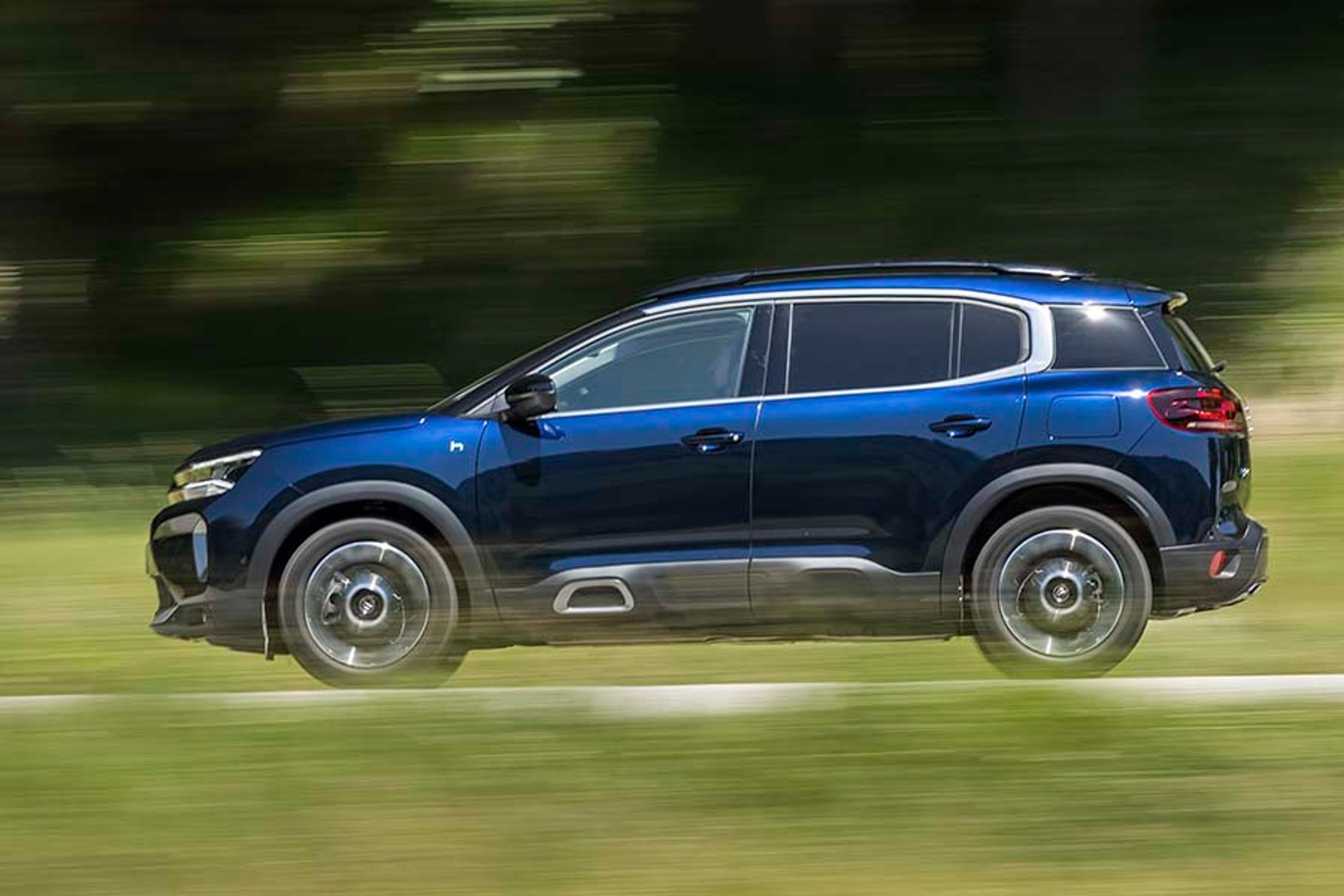 Akselafstanden er på hele 2,73 meter, men alligevel er pladsen ved bagsædet ikke overvældende. Det virker, som om bagagerummets pladsforhold er prioriteret noget højere.