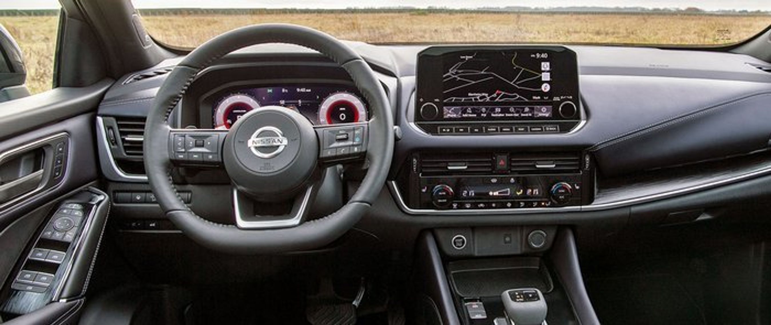 Førerpladsen er helt ny, og Nissan siger, at materialer mm er opgraderet. Et særligt, syet læderindtræk kan bestilles. 