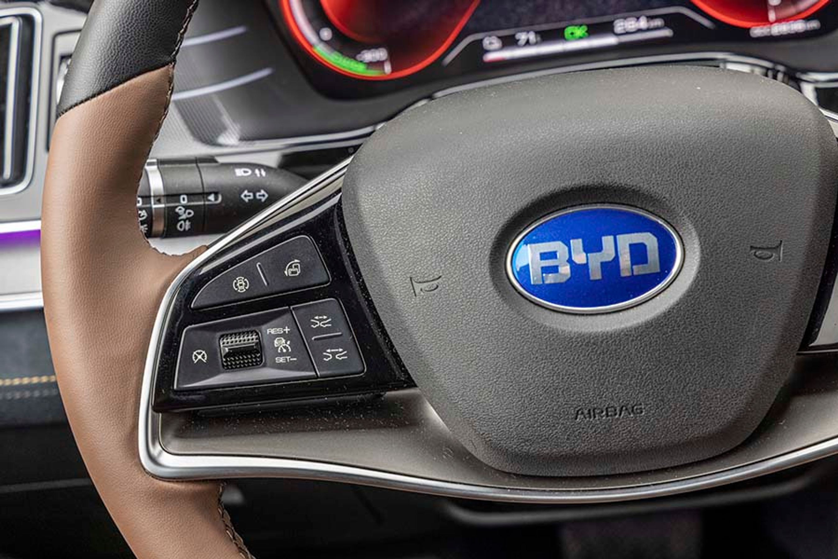 Fartpiloten styres fra knapper på venstre side af rattet, hvor man også har placeret en knap, der kan få den store skærm til at dreje en kvart omgang.