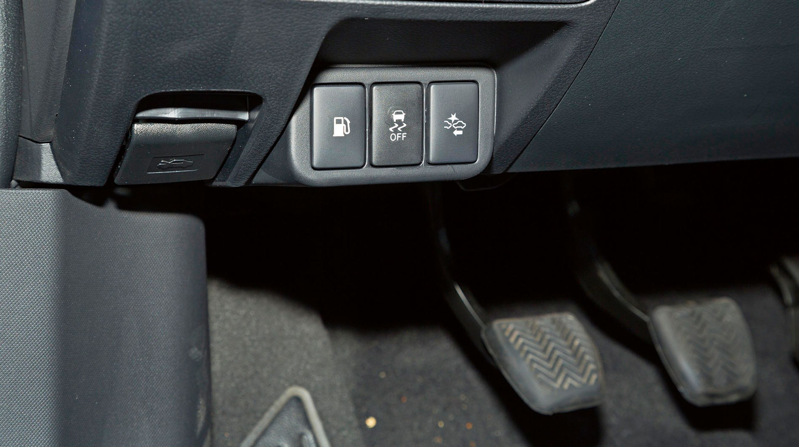 Det aktive bremsesystem advarer, hvis man kører for tæt på bilen foran. Knappen t.h. justerer følsomheden.