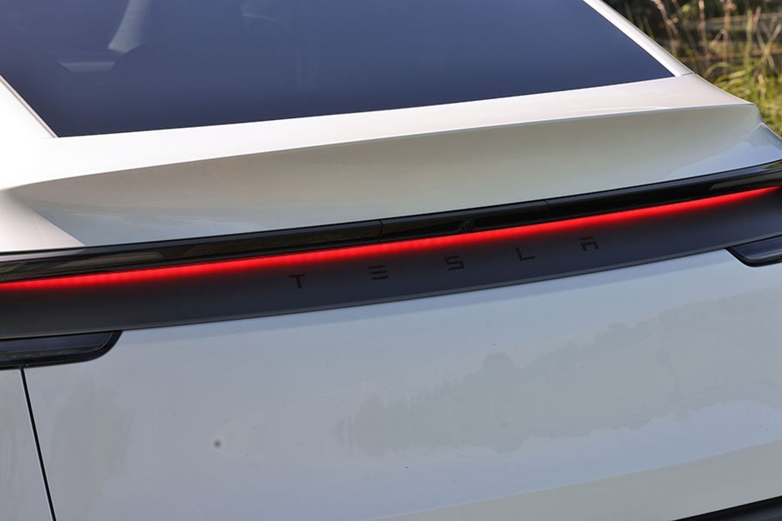 Rødt lys bag på en Tesla Model Y