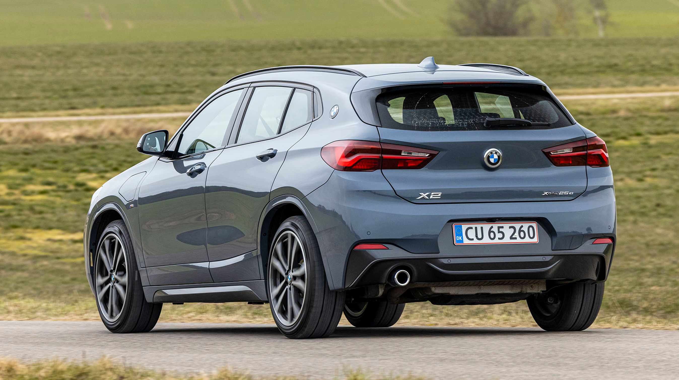 X2 er udstyret med en elmotor, der trækker på baghjulene og en benzinmotor, der trækker på forhjulene. Dermed har den firehjulstræk, når benzinmotoren er i gang.