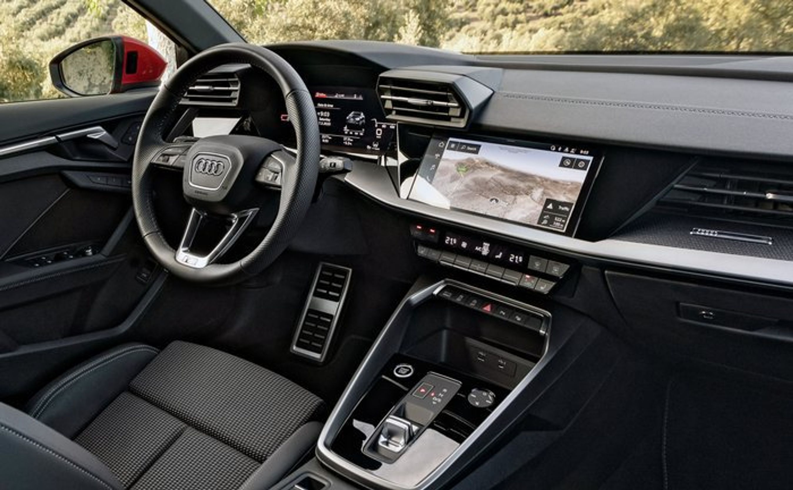 Instrumentbordet er med digitalt instrumenthus og en stor skærm til højre for rattet. Gearvælgeren er nu ’shift-by-wire’ som blot skubbes frem eller tilbage, når man skal køre.