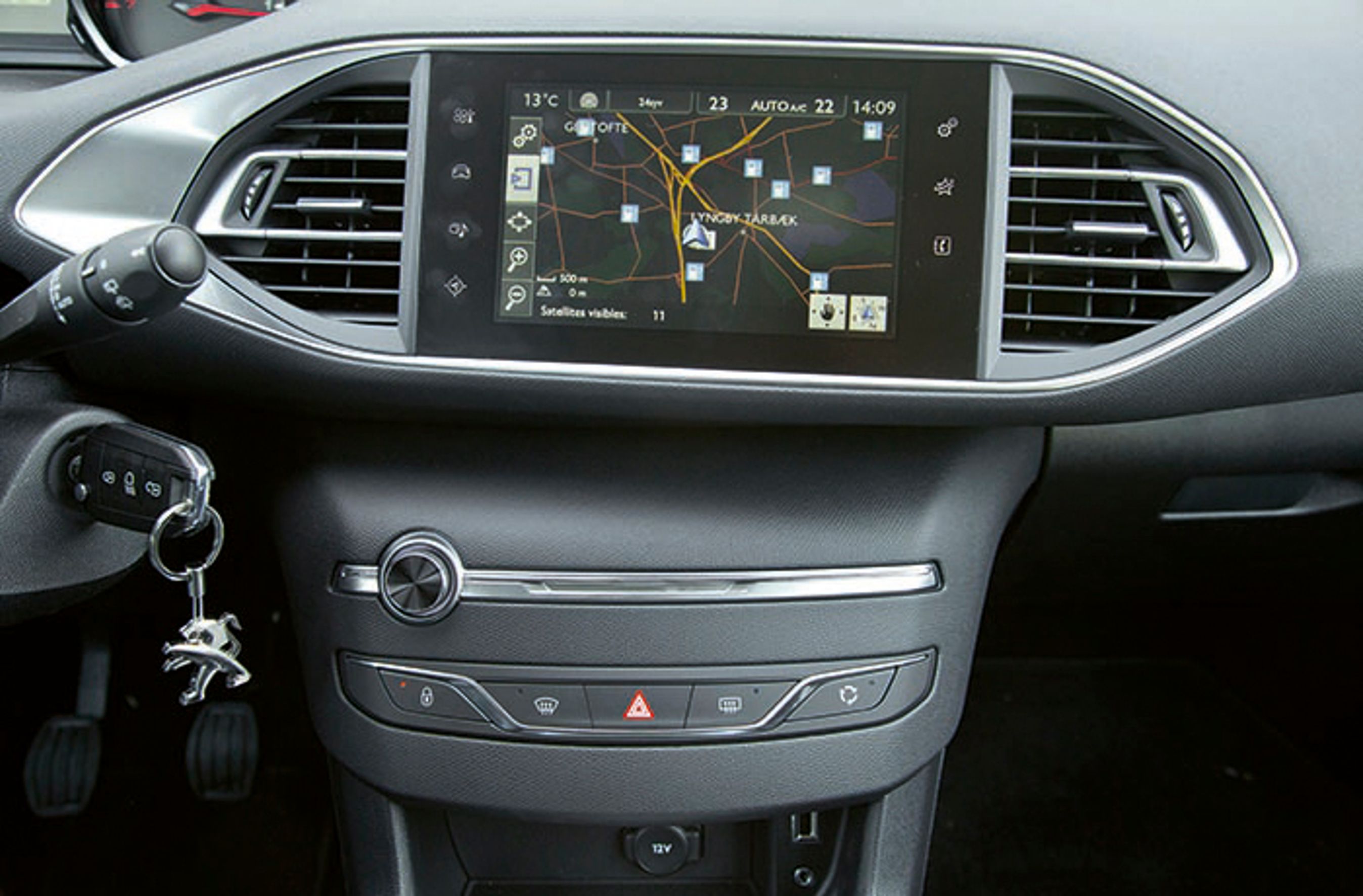 Seks knapper har overlevet: Drejeknap til lydniveauet, dørlås, havariblink, afdugning af ruder for og bag samt recirkulation af luft. USB- og AUX-stik er standard, da de fleste har droppet CD’er i bilen.