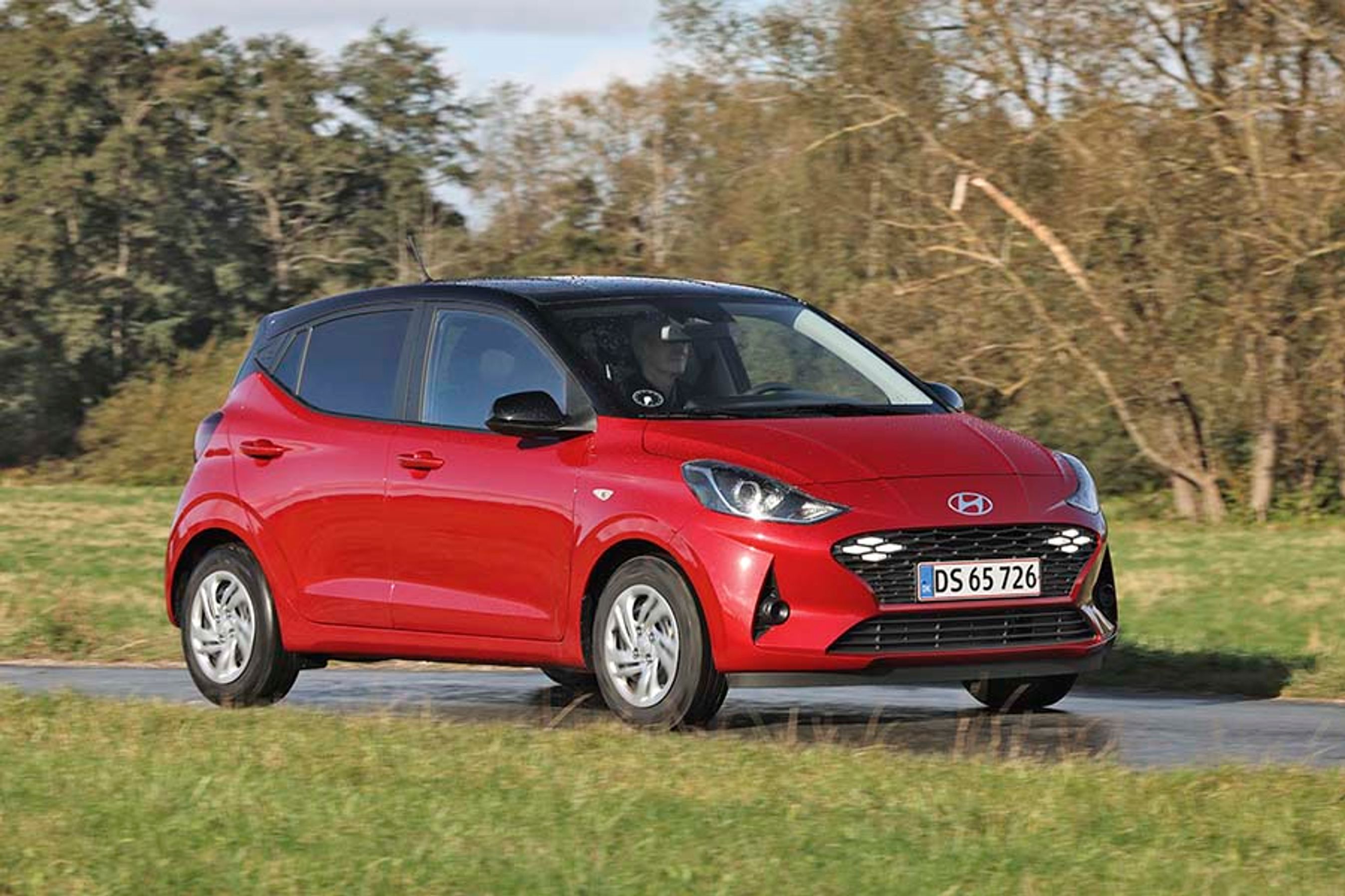 Hyundai i10 har fået et nænsomt facelift med en ny front, nye baglygter og et let modificeret indre. Prisen begynder nu ved 146.000 kr., mens denne testede Advanced-udgave fås fra 163.000 kr.