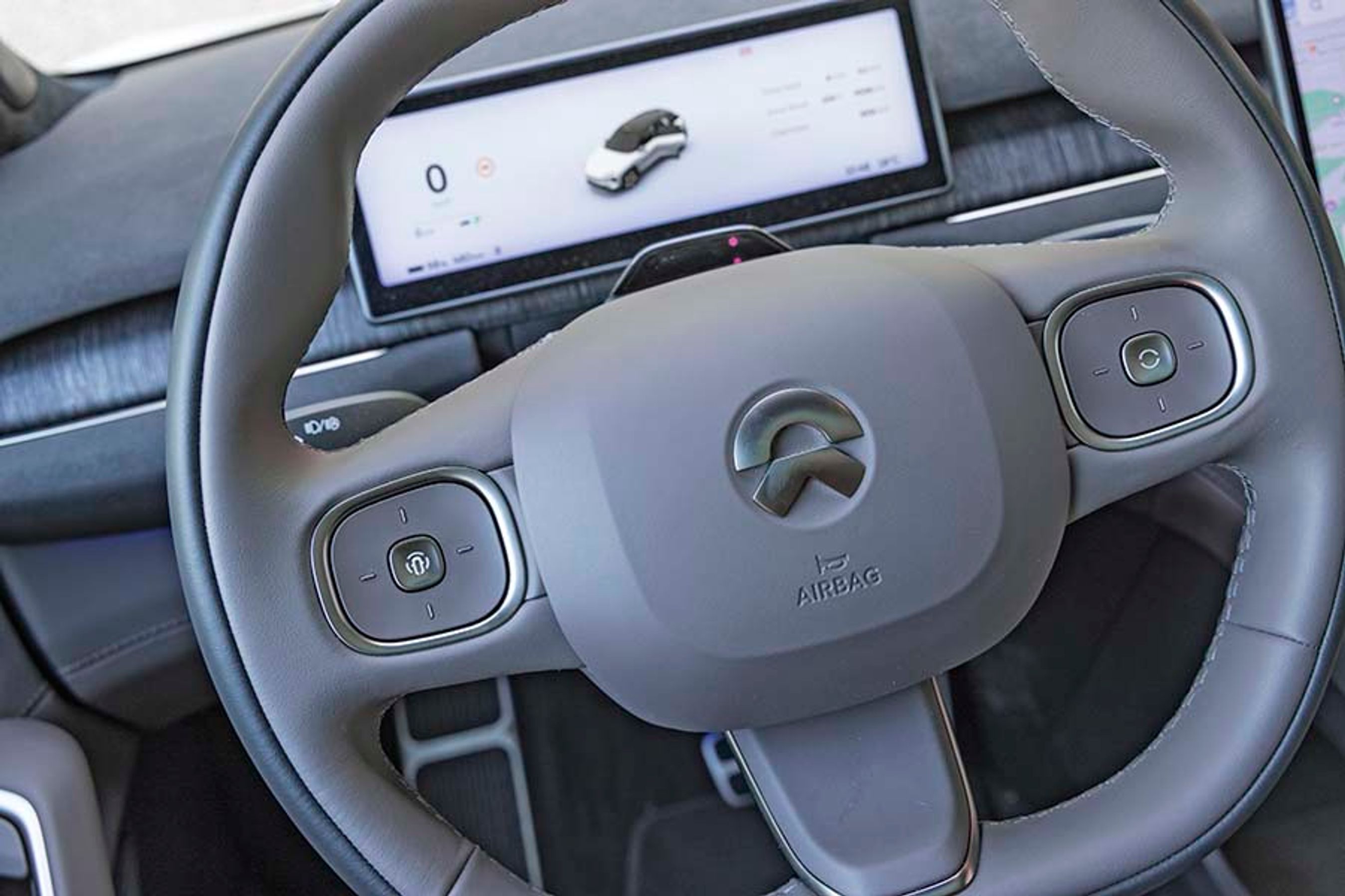 Der er multifunktionsknapper på rattet, men kun et symbol der fortæller hvad de gør. Det er en ærgerlig tendens, for det gør bilerne svære at betjene.