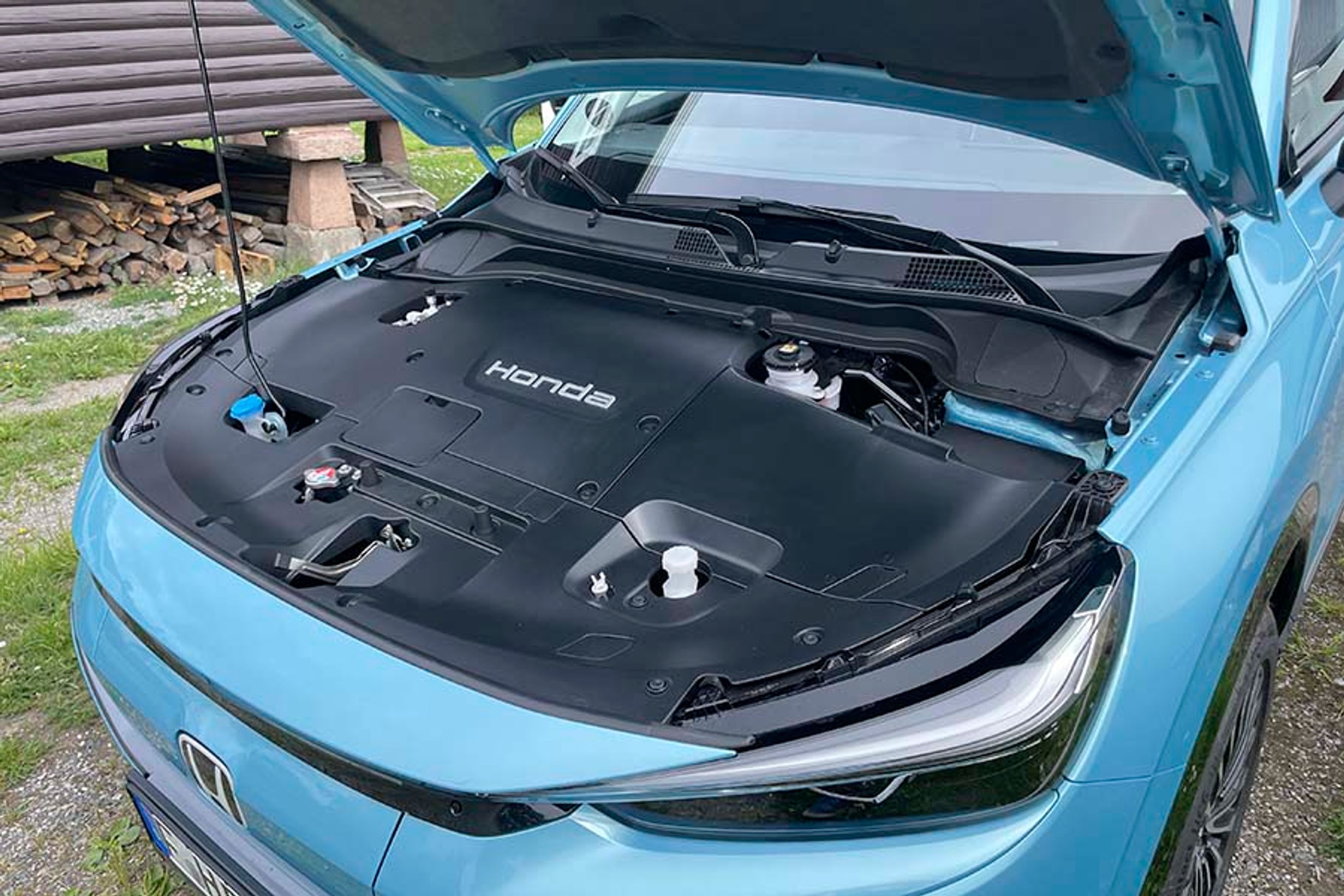 Under motorhjelmen er der desværre ikke blevet plads til et lille, ekstra bagagerum.