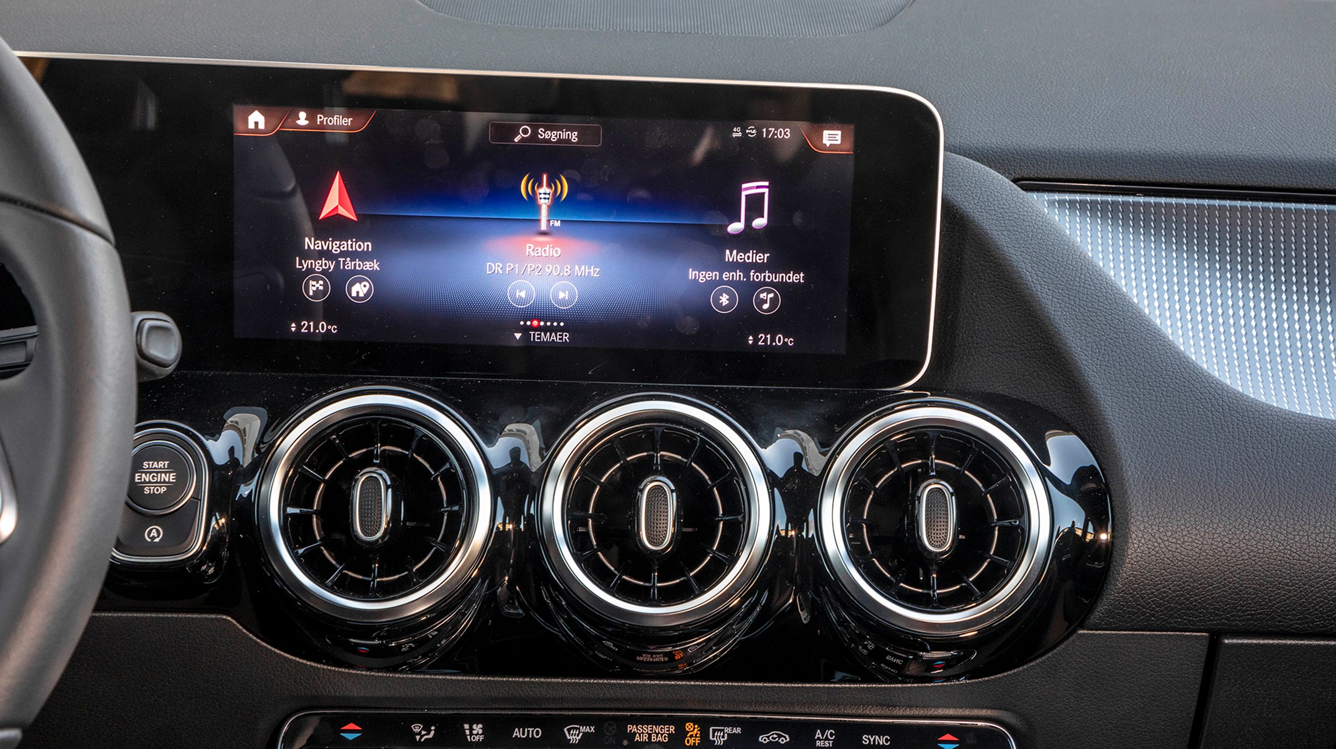 Den brede skærm og de forkromede luftdyser giver en moderne og eksklusiv stemning i kabinen.