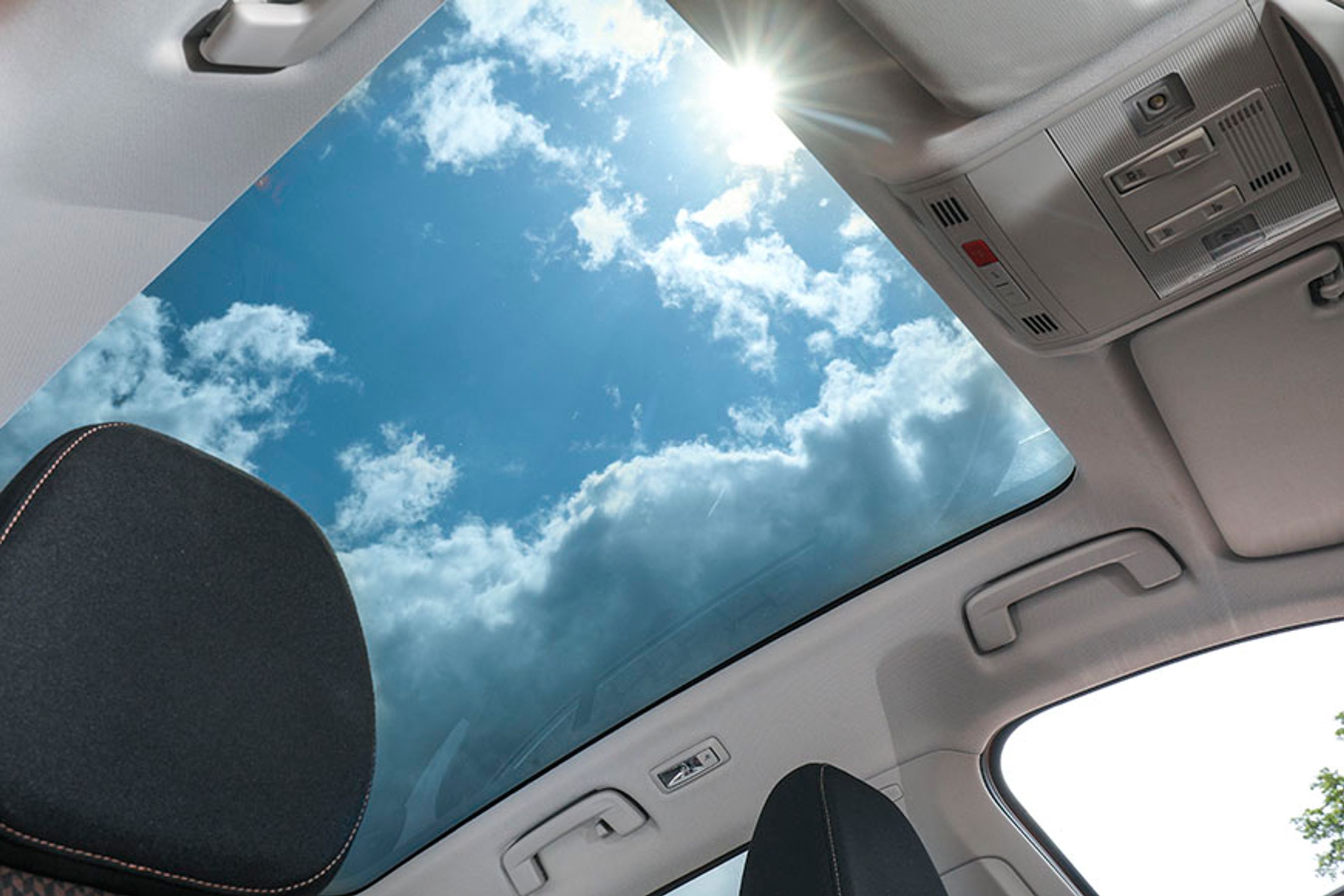 Fabia kan leveres med et stort glastag, men det kan ikke åbnes, og der er ikke et rullegardin, så man kan lukke af for solens stråler. Vil man det, skal man montere et løst gardin, der opbevares i bagagerummet.