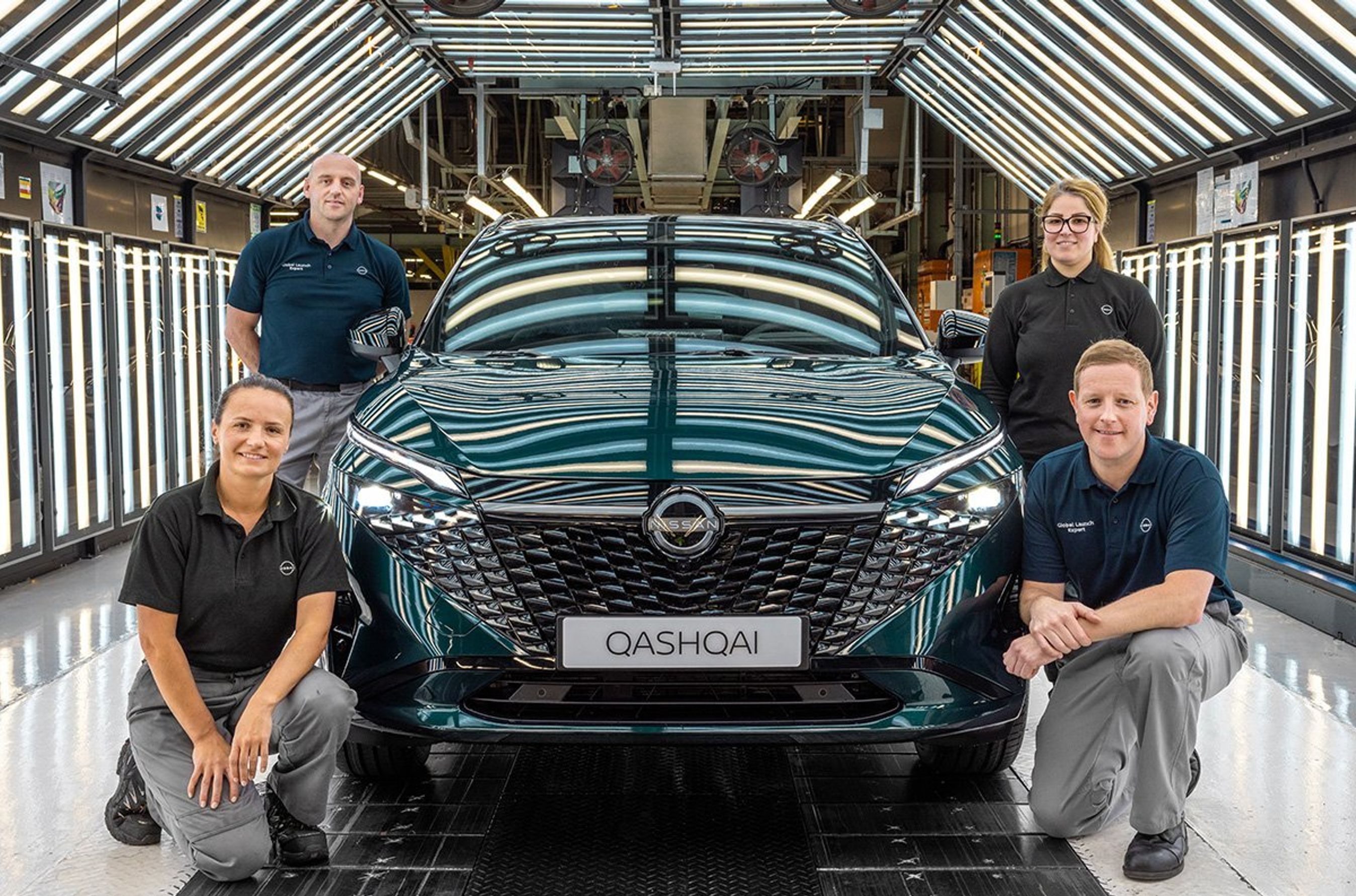 Nissan Qashqai lige forfra med bilarbejdere rundt om.