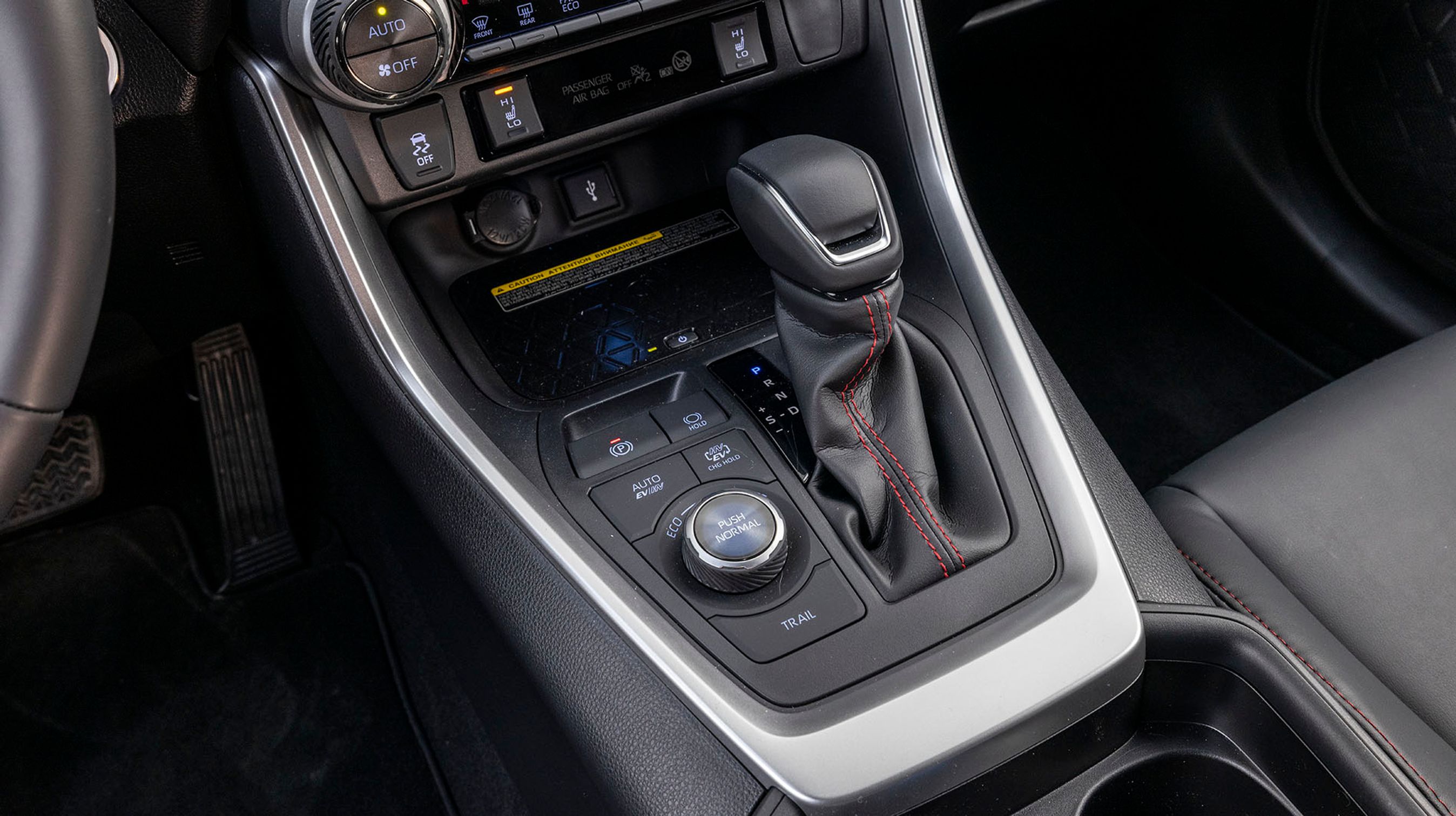 Gearstangen er af den gammeldags type, hvor man skal huske at sætte den i P, før motoren standses. En særlig Trail-knap kan bruges ved terræn-kørsel.