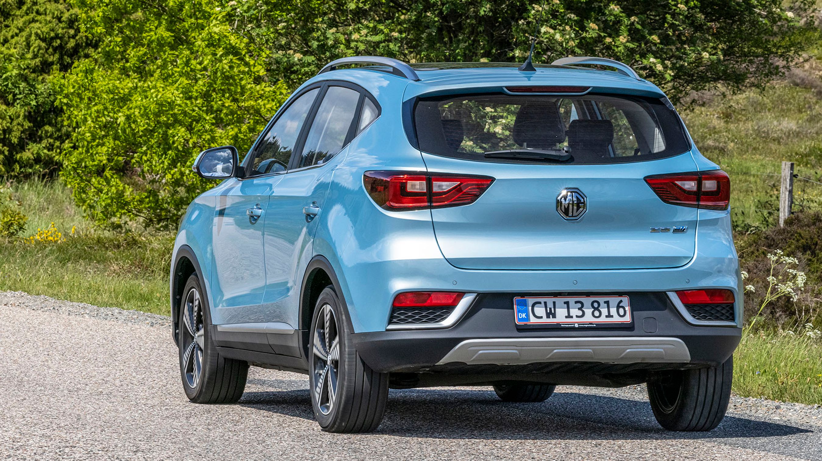 MG ZS er en høj bil, og man sidder også højt i bilen. Udsynet er fint, og den store bagklap giver adgang til et pænt stort bagagerum. Tagræling er standard.