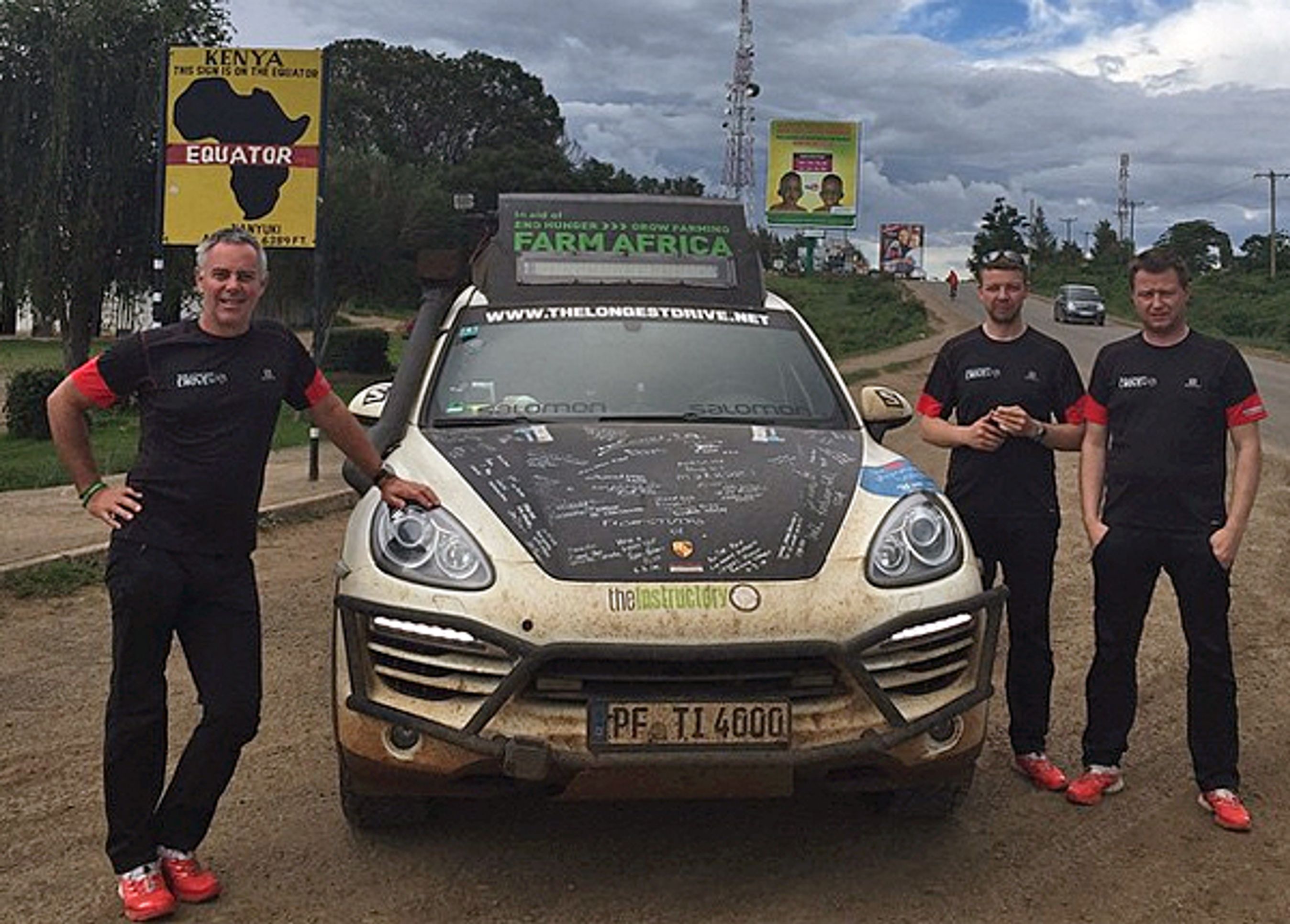 De tre eventyrer krydsede ækvator ved godt mod og nogle timer foran tidsplanen. Fotos: The Longest Drive