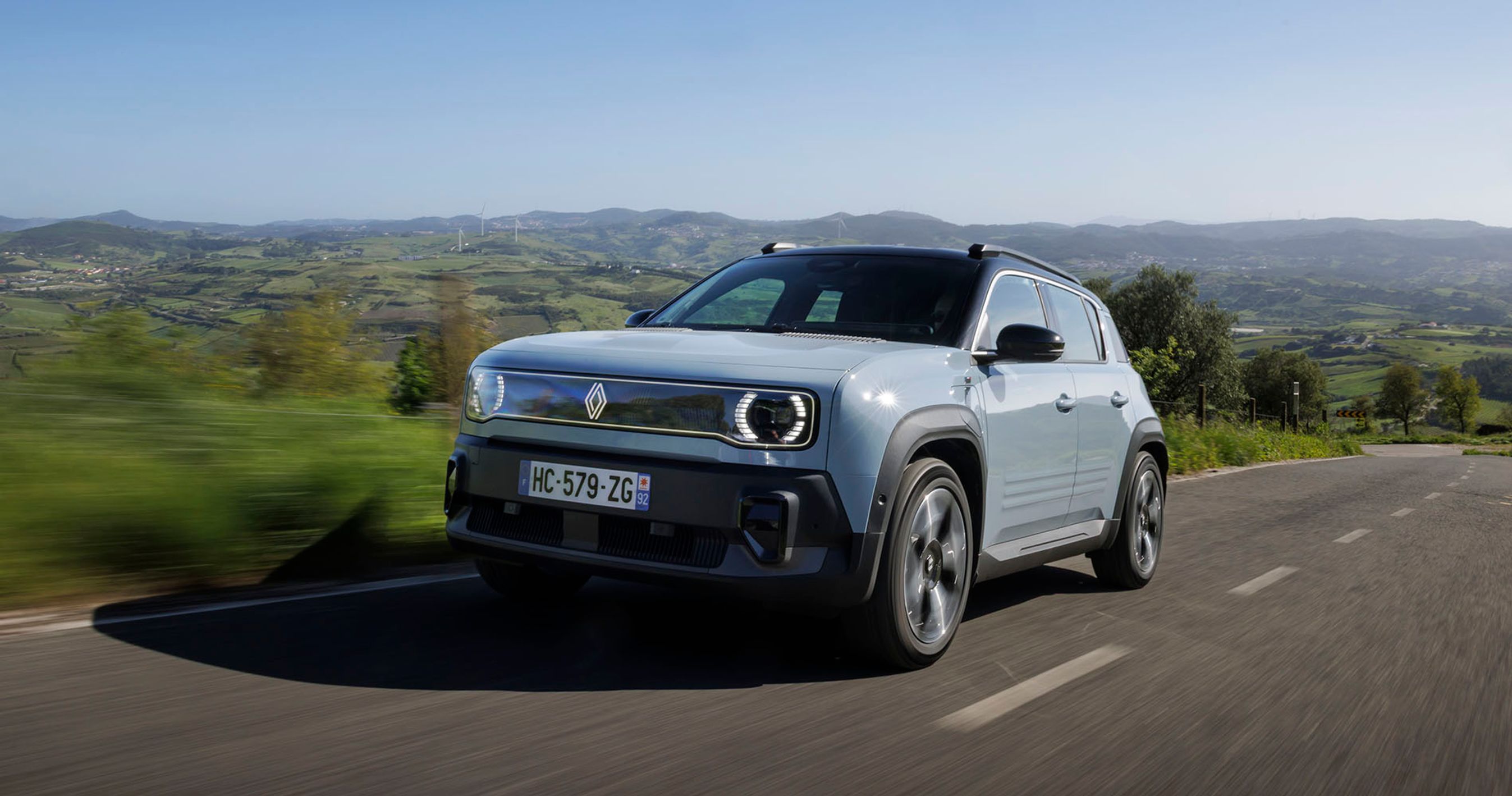 Renault 4 set forfra, mens den kører op ad bakke