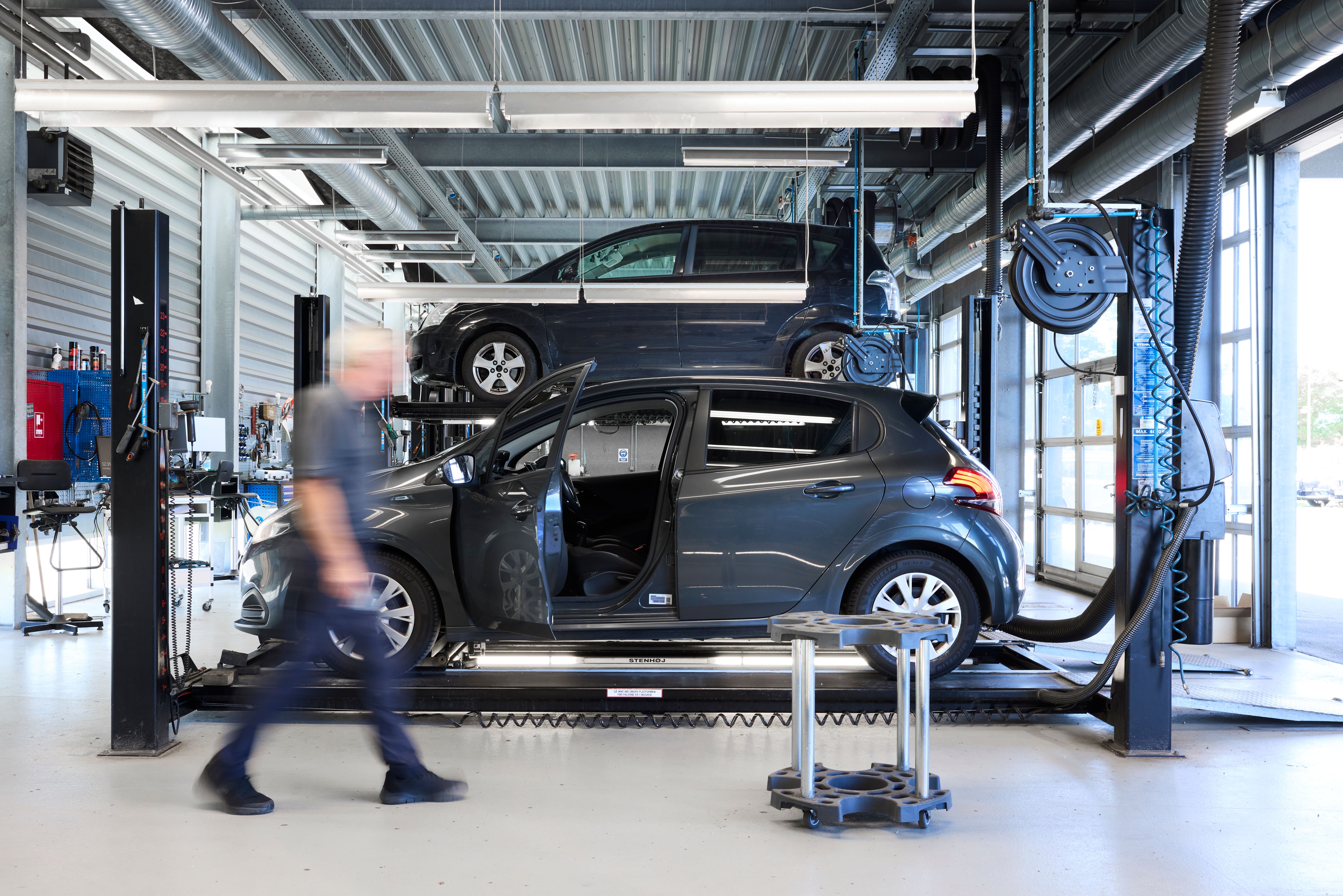 Bil holder på lift hos FDM