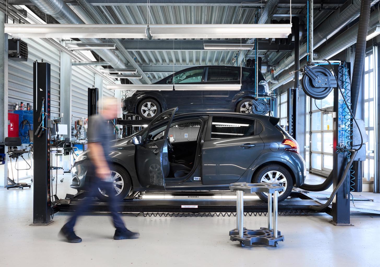 Bil holder på lift hos FDM