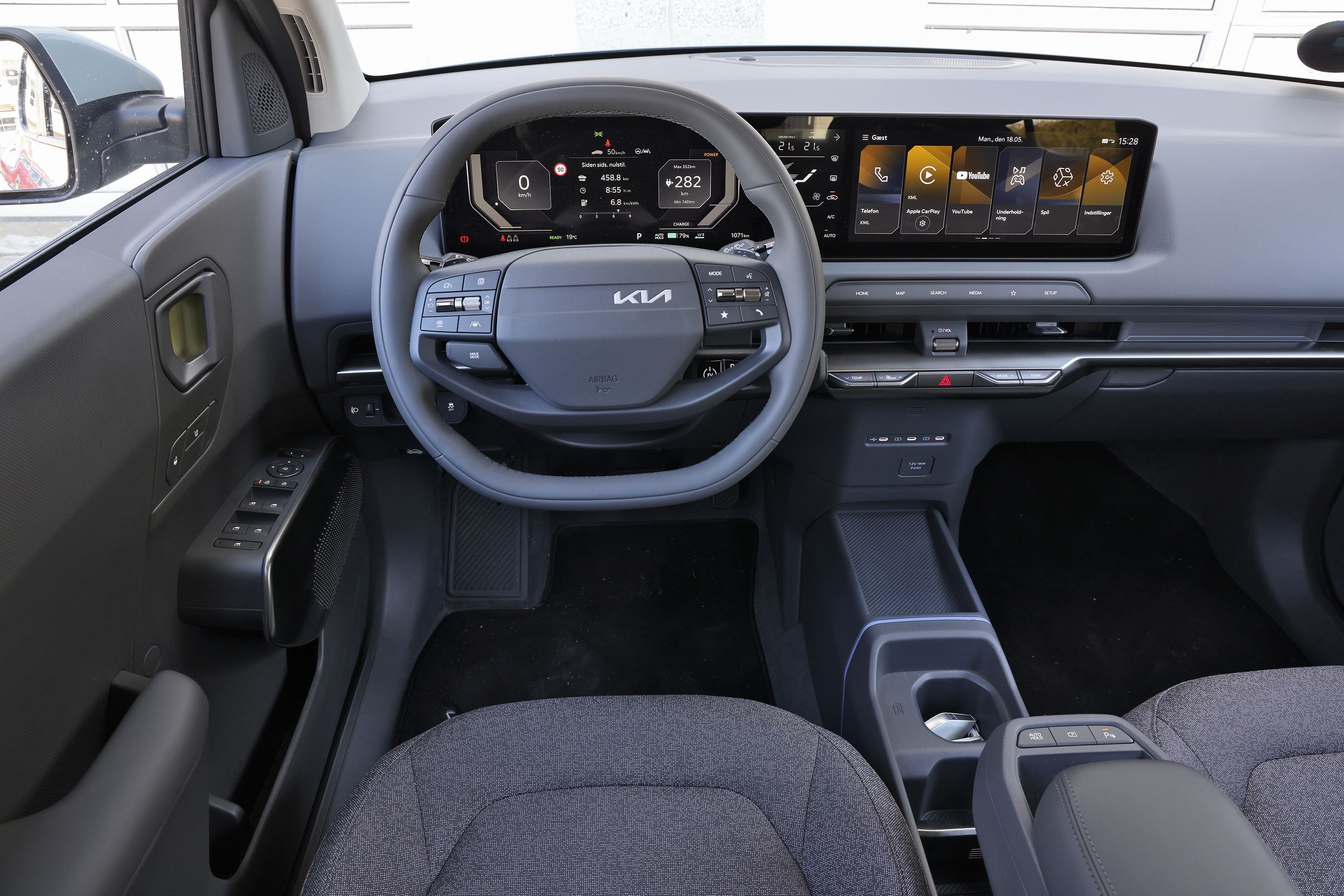 Førerpladsen i en Kia EV2
