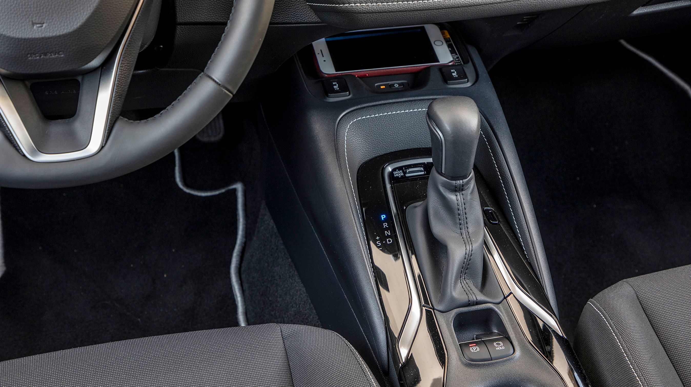 Toyota har valgt en traditionel gearstang i Corolla i stedet for de mere avancerede gearvælgere, som man ser i Prius og Corolla-forgængeren Auris. Et lidt underligt valg, for selvom betjeningen er nem, så virker det ikke moderne. 