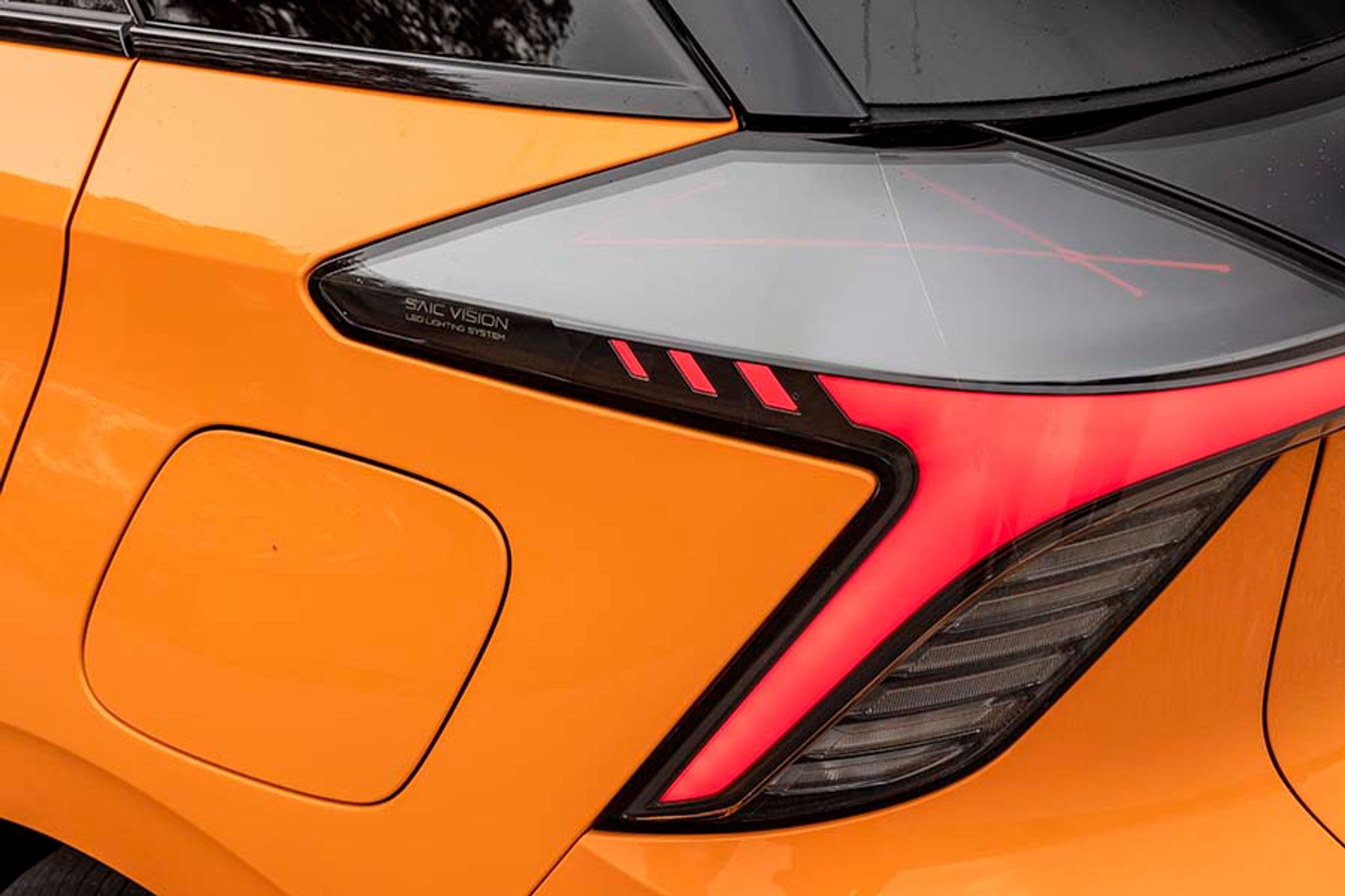 Baglygterne er af LED-typen, og eftersom de er indkapslet i denne store plast-skal, kan man også se en del af lys-designet oppefra. Det ser flot ud.