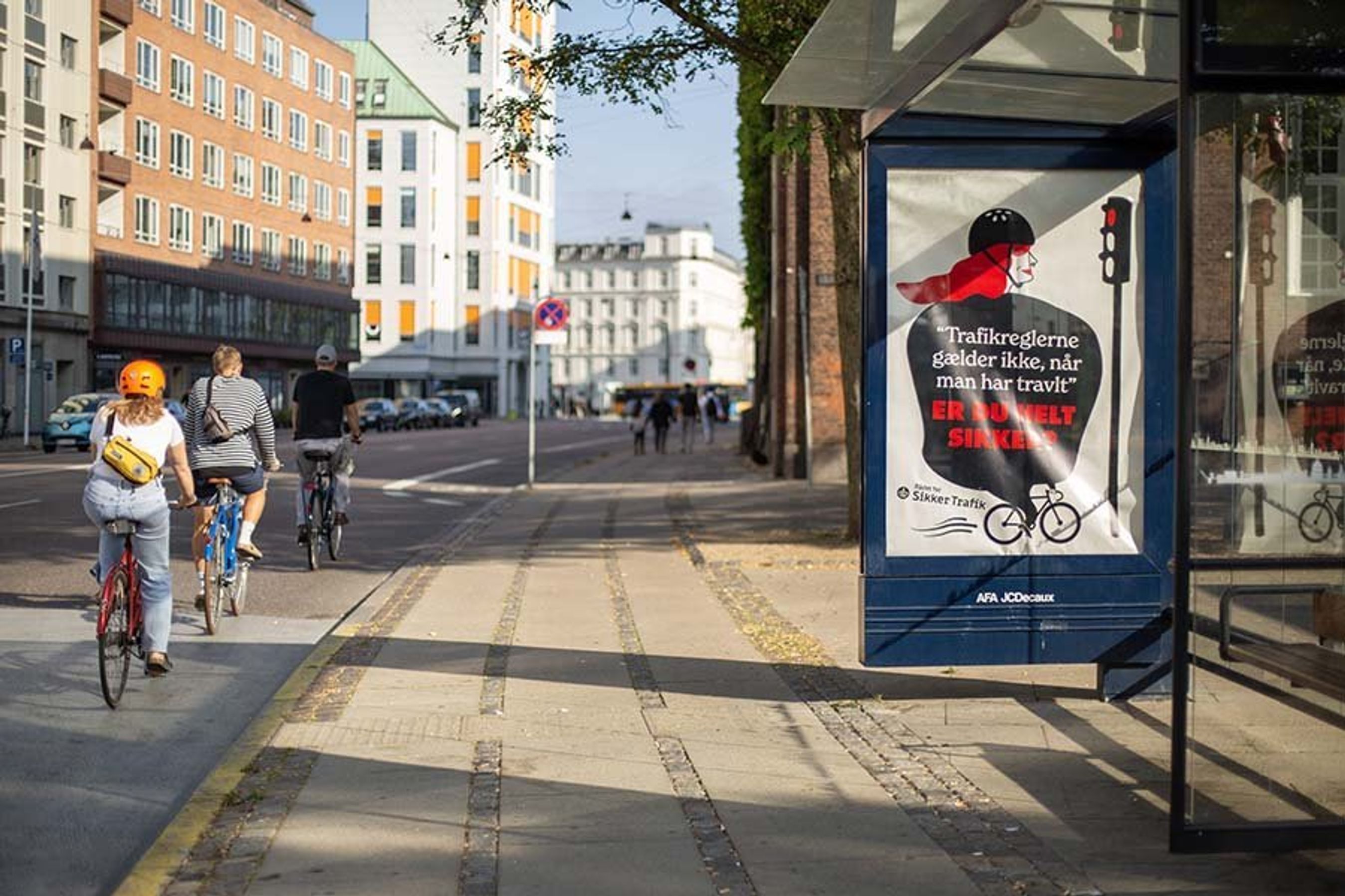 Plakat i busstoppested for bedre cykelkultur - FDM ulykkeforsikring