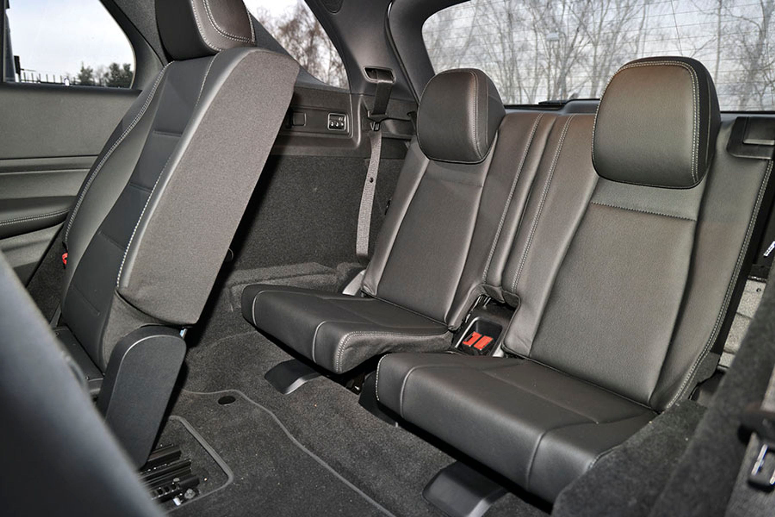 Der er overraskende god plads ved række tre til børn, mens høje personer nok vil betakke sig for at skulle derom at sidde.