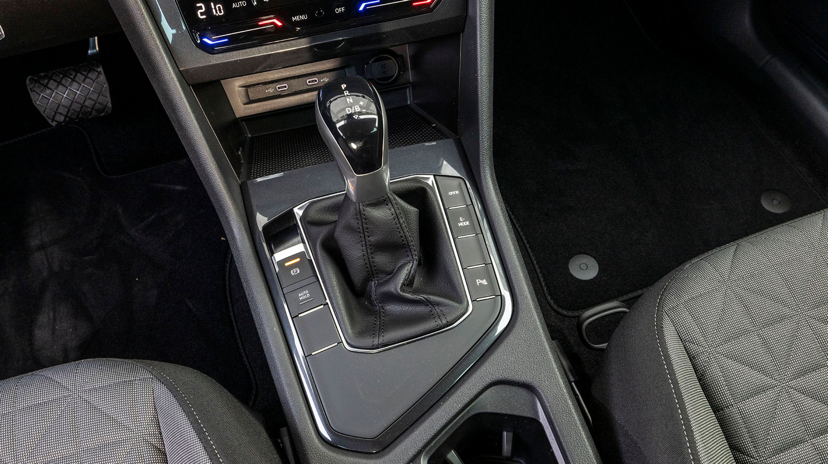 Gearstangen er af den gammeldags type, og ved siden af den er der knapper, der styrer hybriddriften. En særlig GTE-knap forvandler bilen til en hurtigløber.