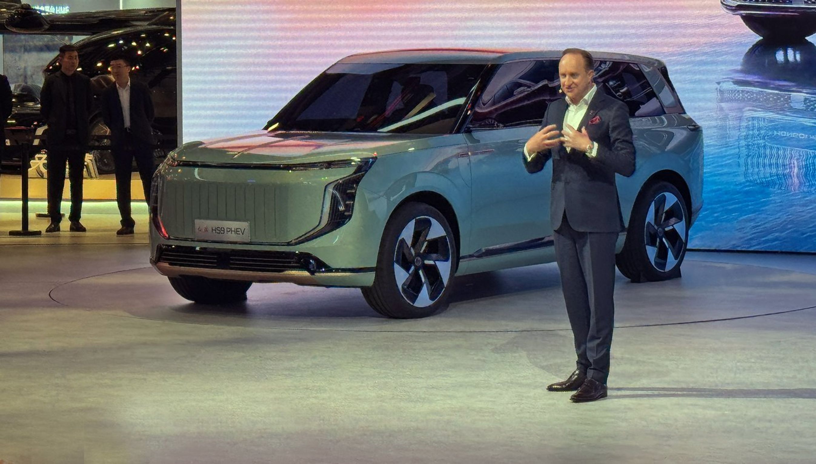 Mand på scene med stor, grøn bil.