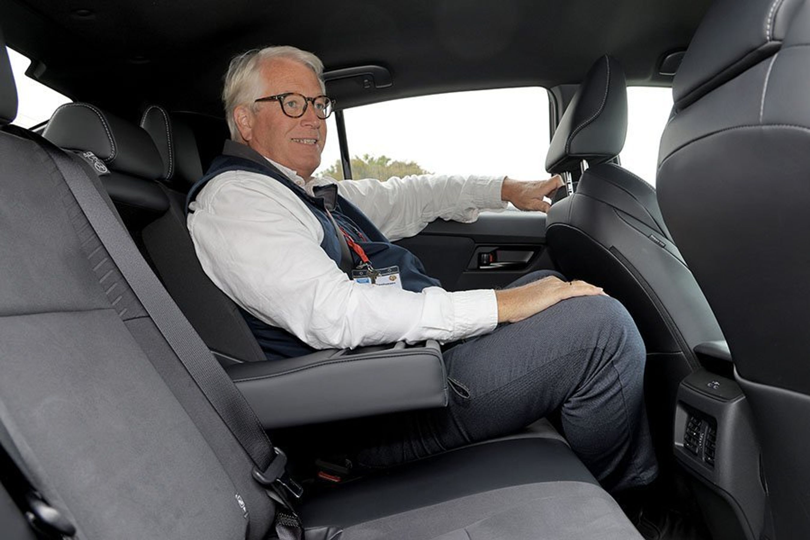 Person på bagsædet i en Toyota C-HR+