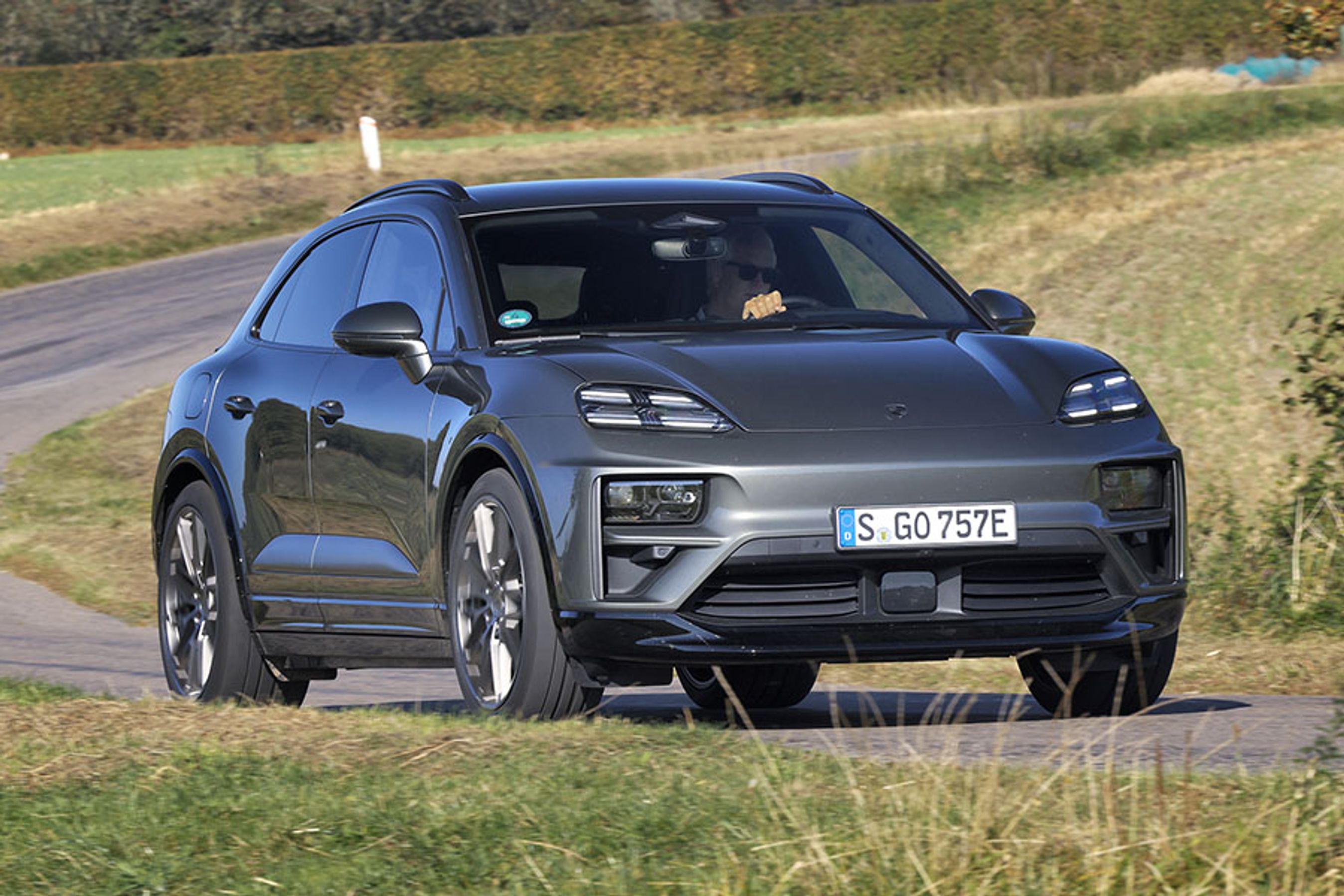 Der er fire små LED’er i udkanten af hver forlygte som på andre Porsche modeller, og designet er umiskendeligt Porsche-SUV. Men køreoplevelsen er uforløst i forhold andre Porsche-modeller.