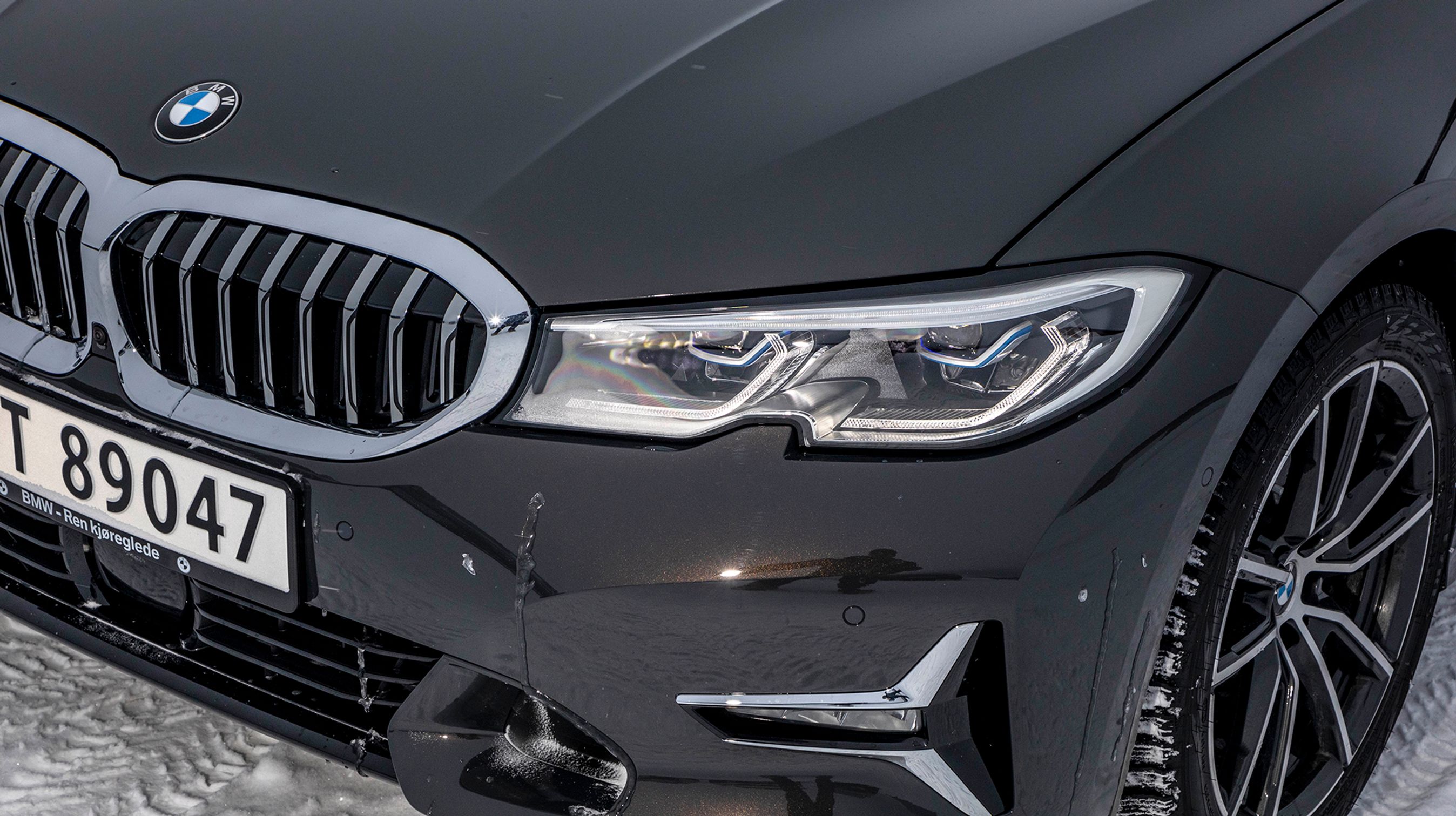 LED-forlygter er standard, dem bør du dog opgradere til en adaptiv udgave. Men du kan også overveje laserlys til 39.000 kr., der kan lyse op til 500 meter.