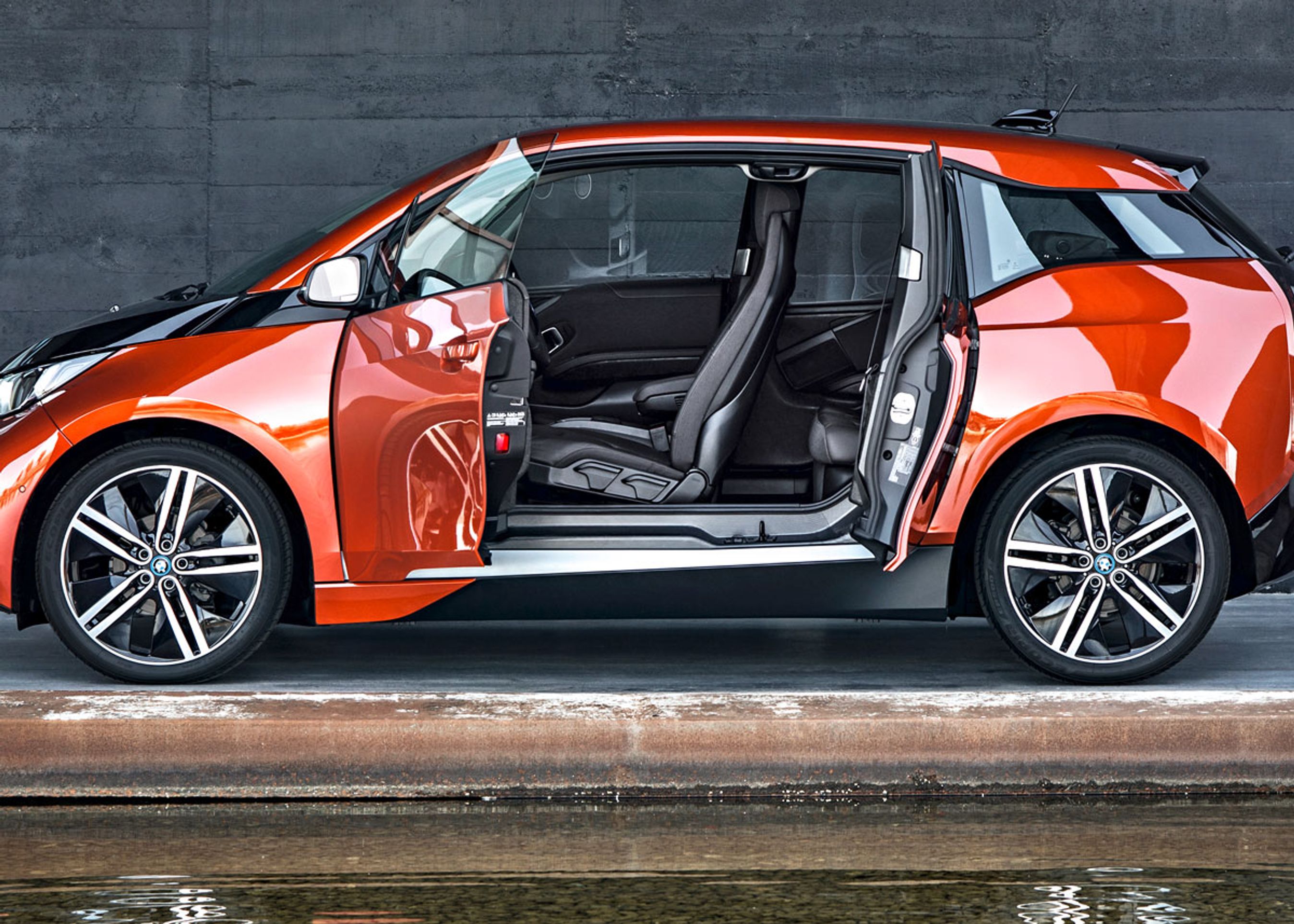 i3 har - som Opel Meriva - baghængslede bagdøre. Det meget stive kulfiberkarrosseri har gjort det nemmere at bygge en kollisionssikker bil uden den midterste dørstolpe.