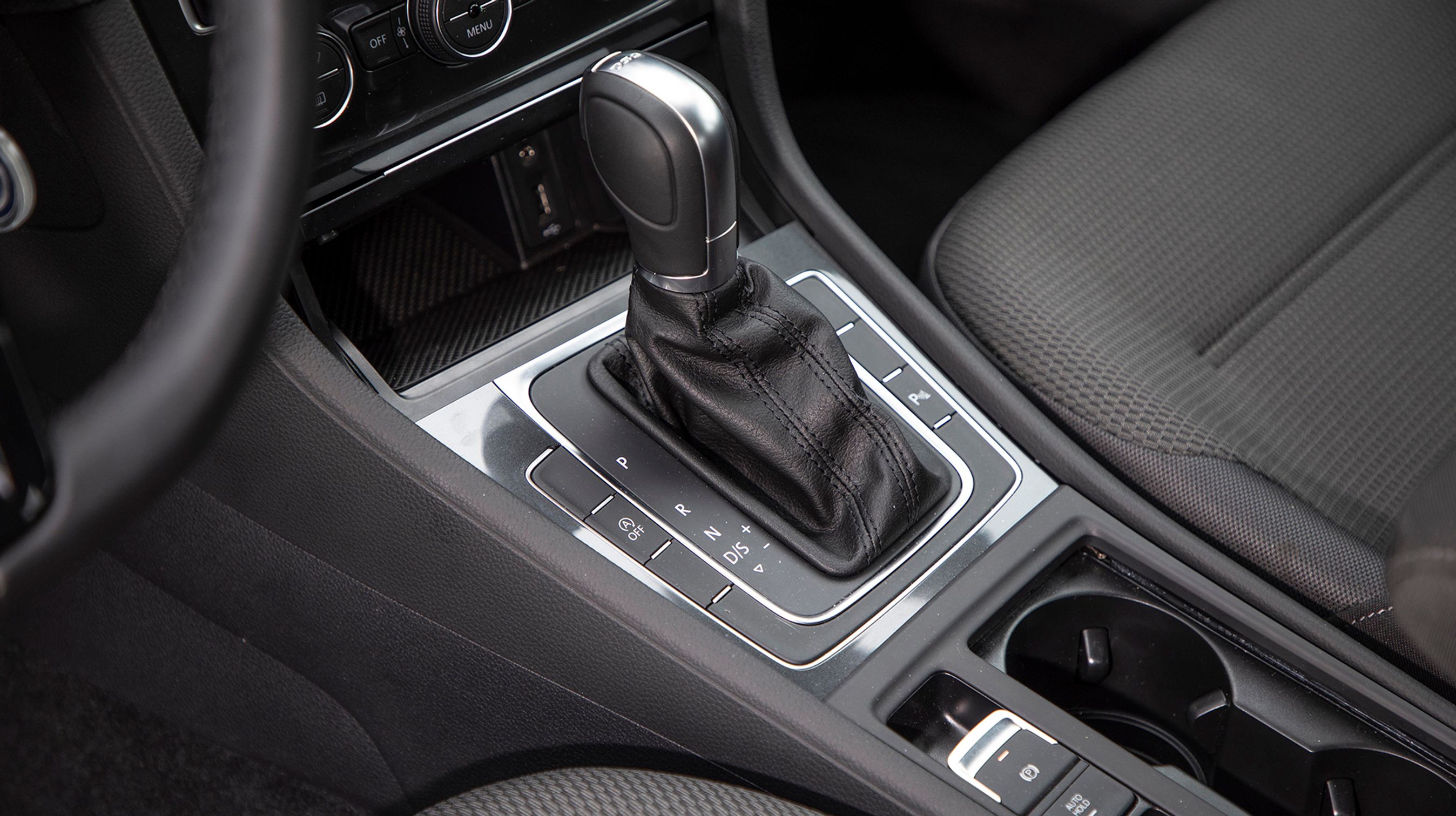 VW benytter nyeste syvtrins dobbeltkoblingsgearkasse (DSG) i Golf-programmet. Merprisen er 18.000 kroner, og samlet set er det en meget anbefalelsesværdig løsning. Gearskiftet fungerer smidigt og blødt. Ved speederslip kobler gearkassen ud, og bilen triller – ofte med helt slukket motor. Der er skiftegreb bag rattet.