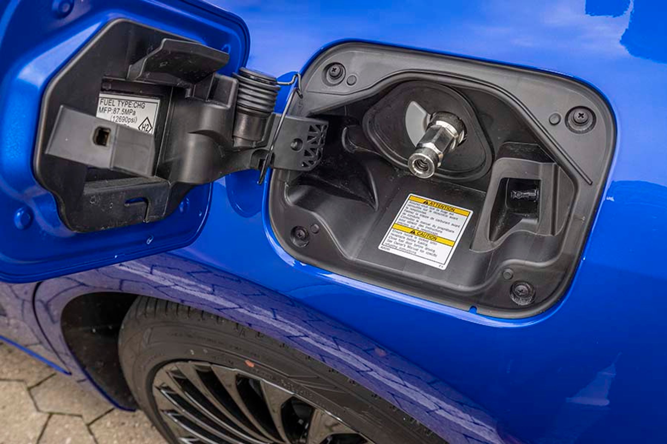 Man kan tanke bilen op ved en brint-tankstation, men dem er der i øjeblikket kun seks af i Danmark. En optankning tager få minutter og giver nok energi til 5-600 km’s kørsel.