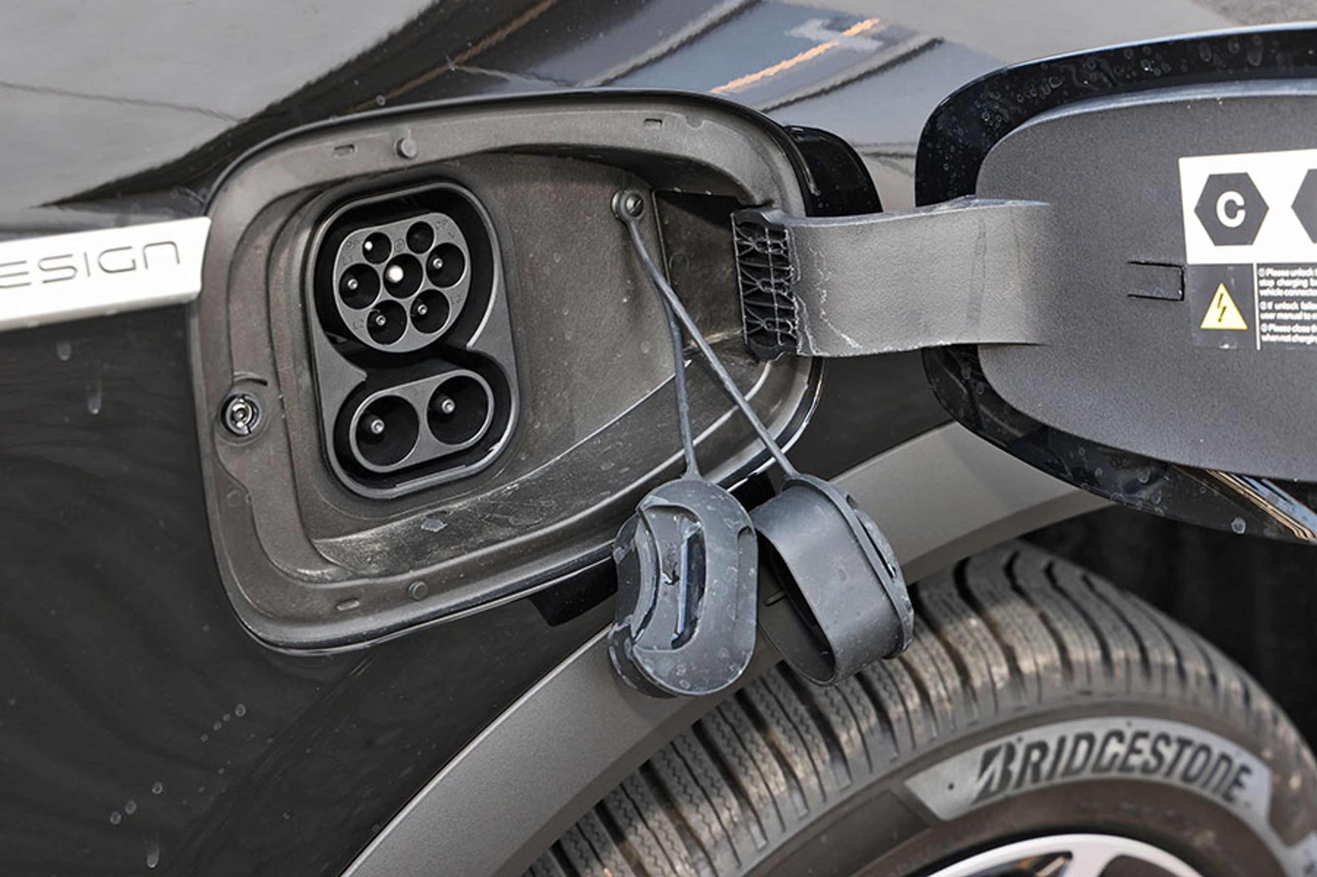 Opladningen fungerer udmærket på Atto 3. Hjemme kan du lade med tre faser, så bilen kan lades fra 0 til 100 procent på under seks timer. På farten ladede vi med 100 kW i gennemsnit over 15 minutter, hvor BYD siger, at den maksimale ladeeffekt er 110 kW. Det er godkendt.