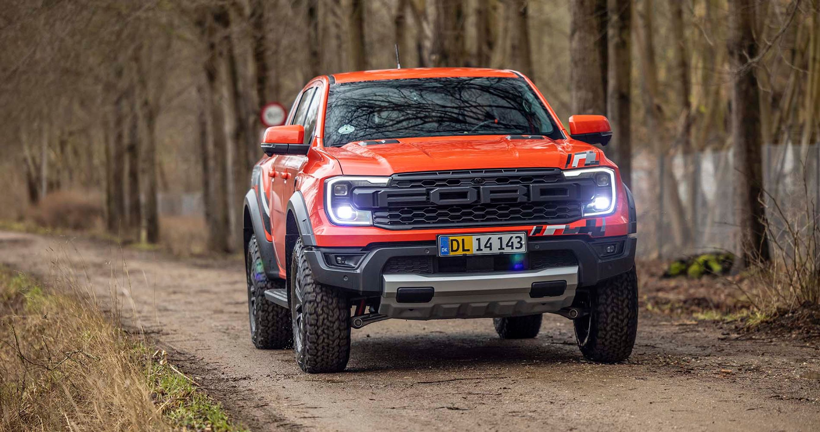 Ford Ranger Raptor kører på skovvej med mudder