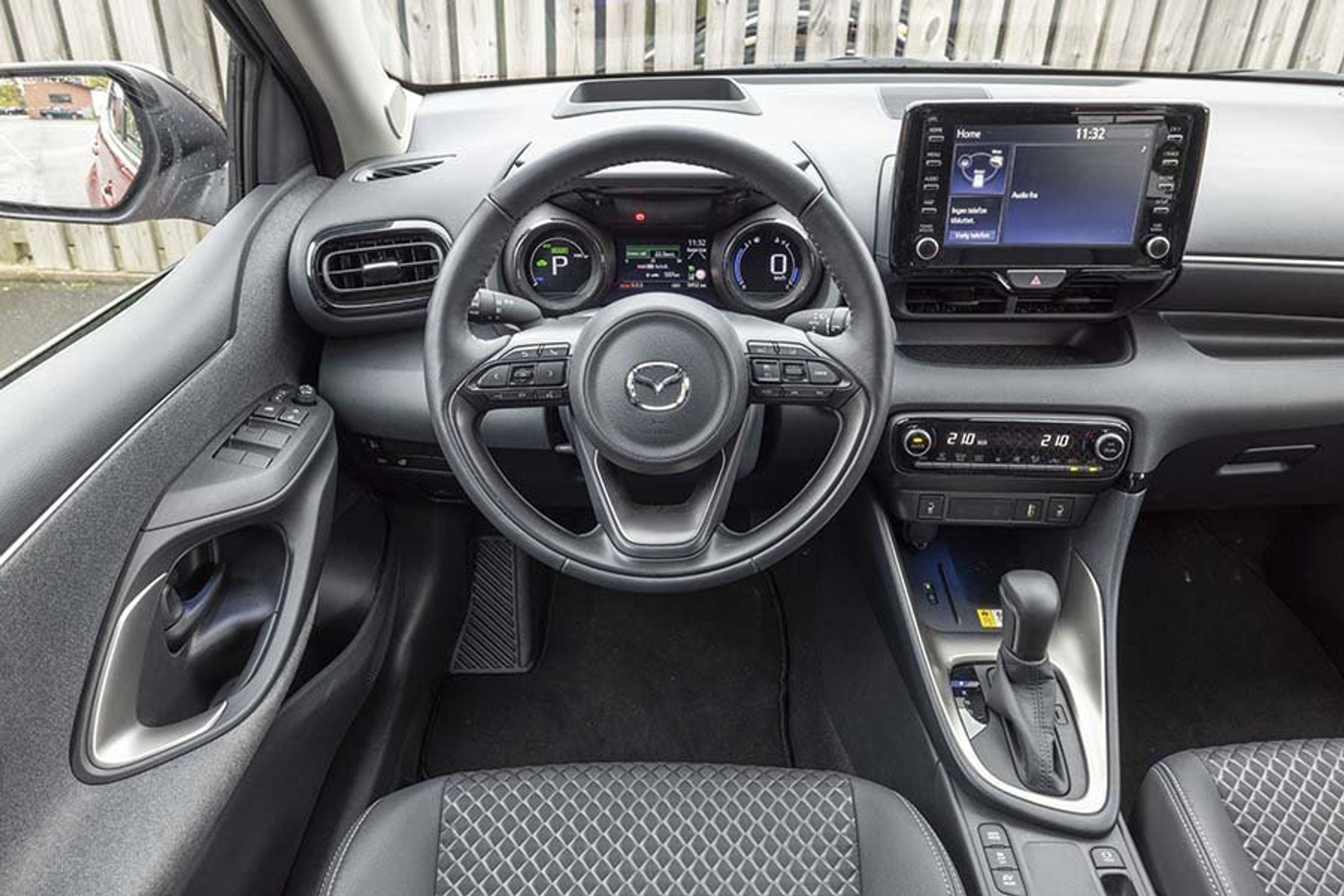 Select-udgaven har headup-display og digitale instrumenter.