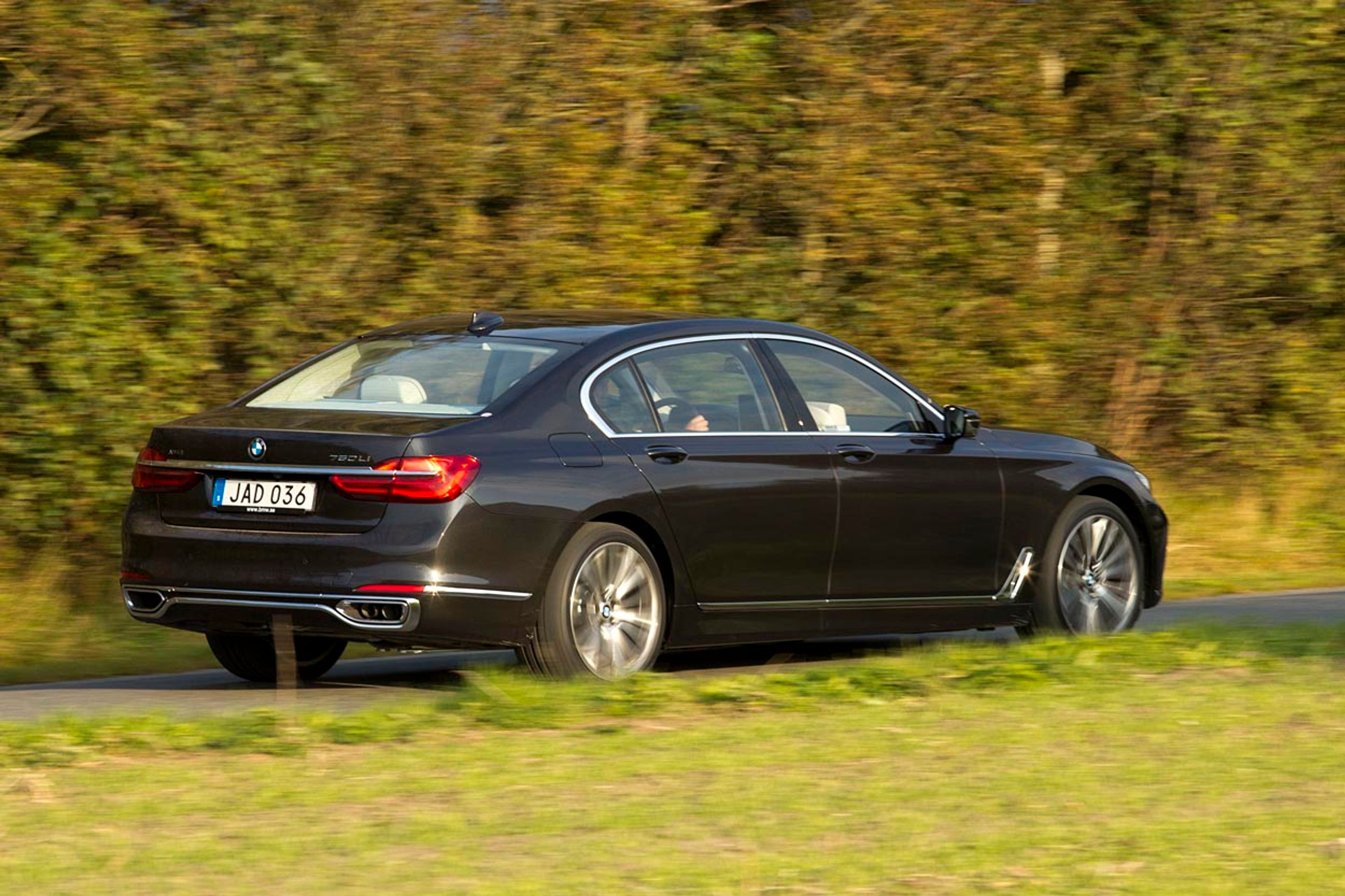 BMW 7-serien er en stor bil, men den er nem at manøvrere og kører behageligt nærmest uanset underlag.