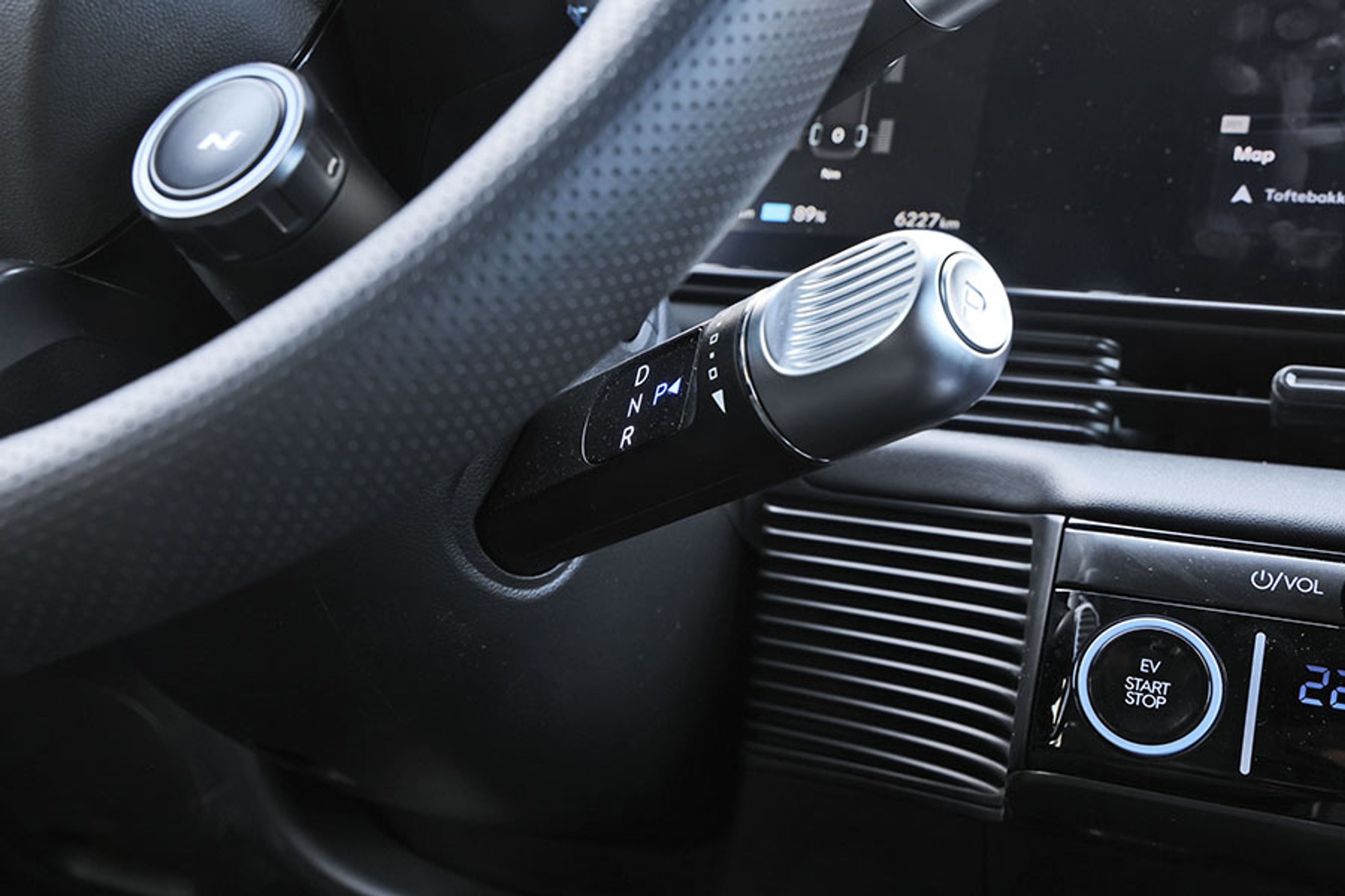 Gearvælgeren er gemt bag rattet og er let at finde og betjene under kørslen. Men du bruger den ikke til de falske gearskift, de sker faktisk automatisk under accelerationen.