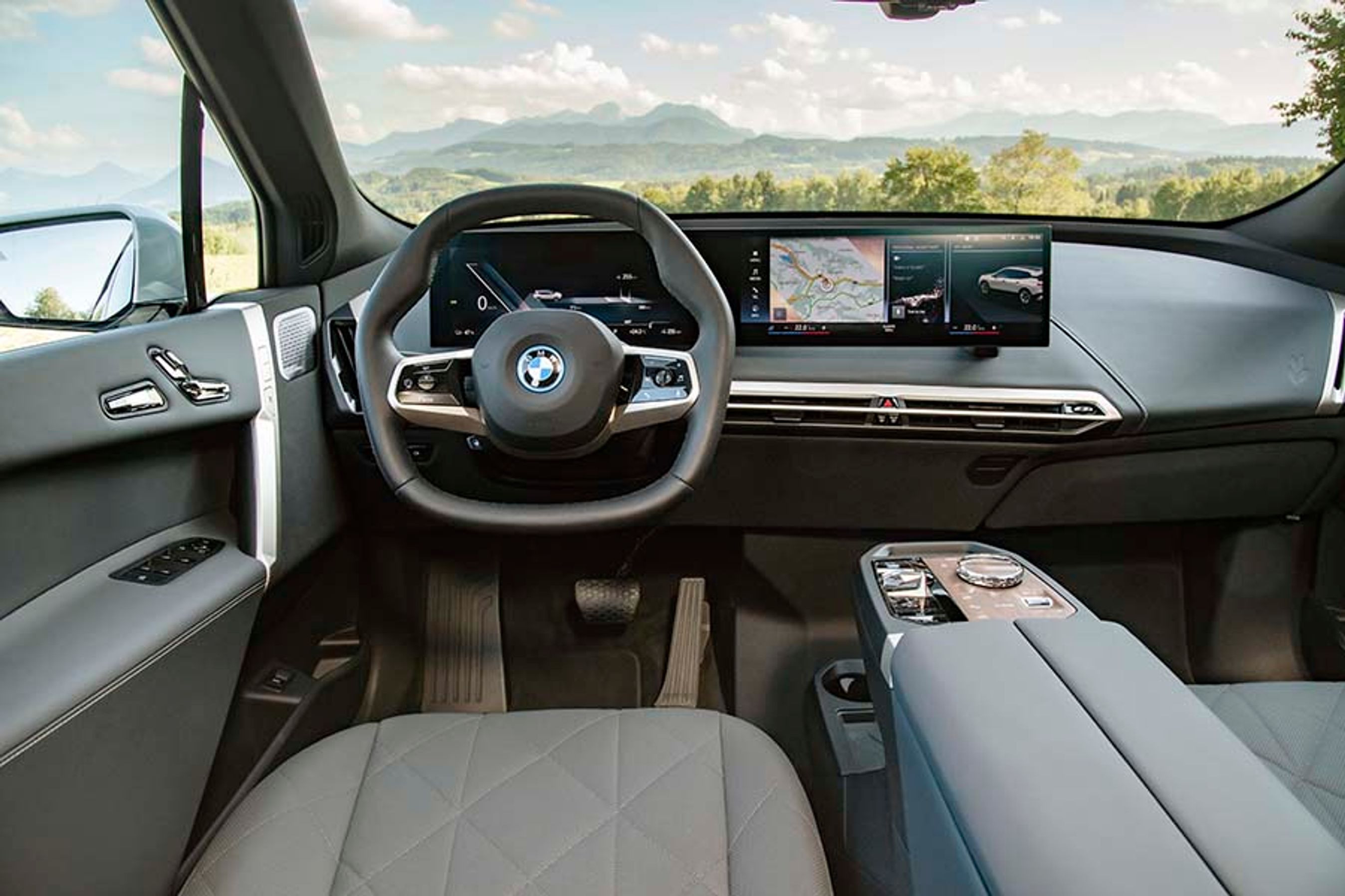 Det sekskantede rat er usædvanligt, men den specielle form går ikke ud over funktionaliteten.