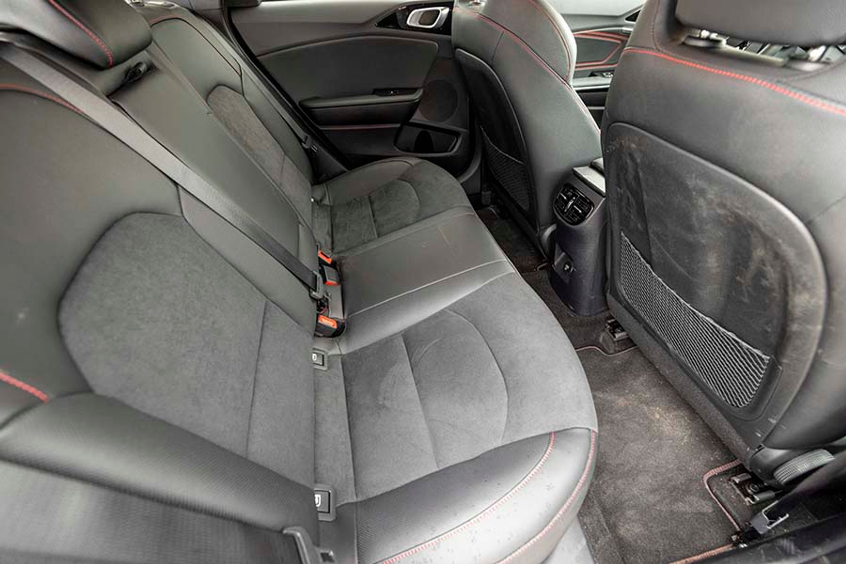 Bagsædet er bedst egnet til blot to personer, selvom der er tre seler. Midterkonsollen har friskluftdyser, men knæpladsen er ikke overvældende.