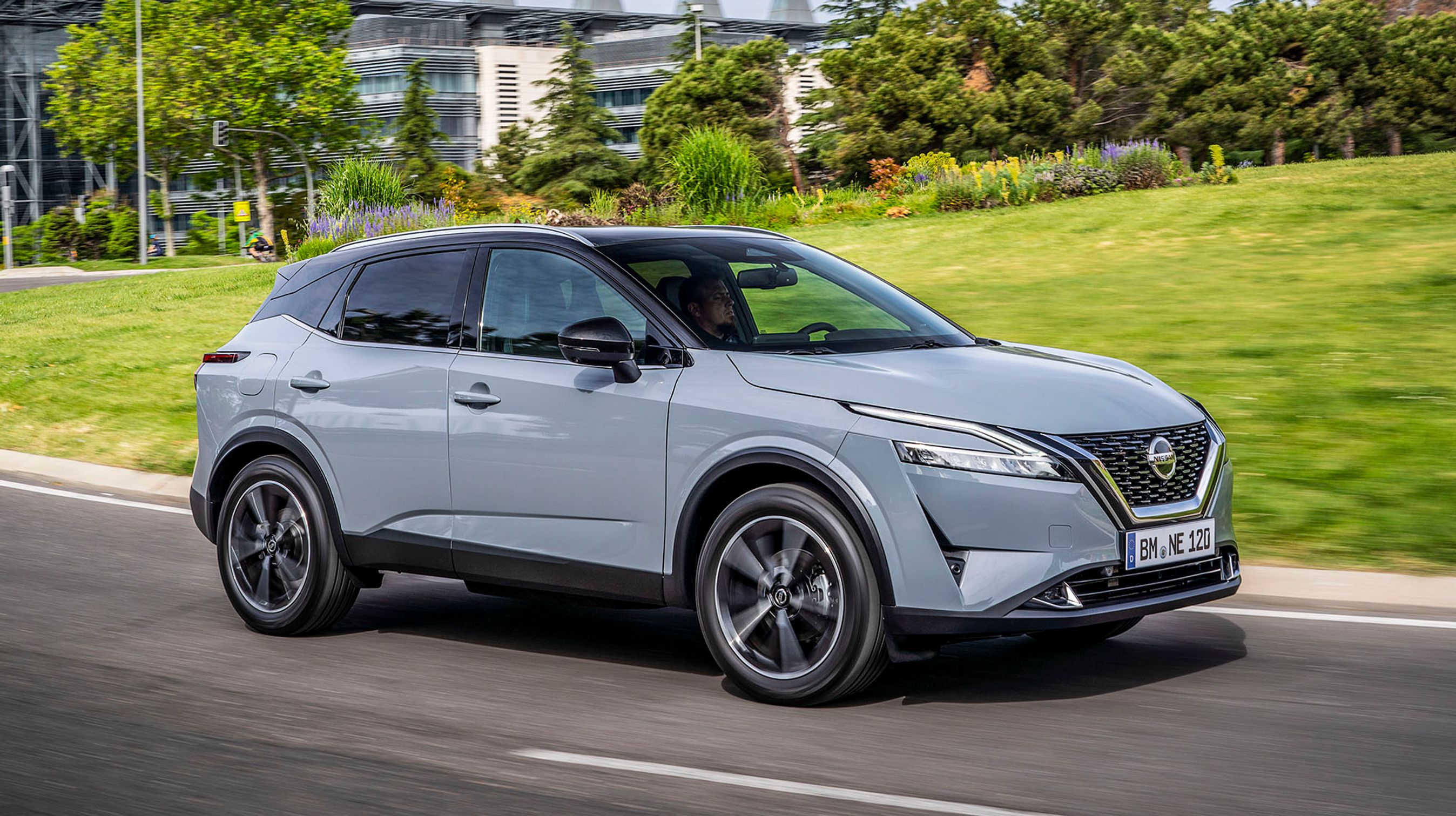 Den visuelle fornyelse virker vellykket i designet – grundformen er meget genkendelig, men den nye Qashqai er mere skarp.