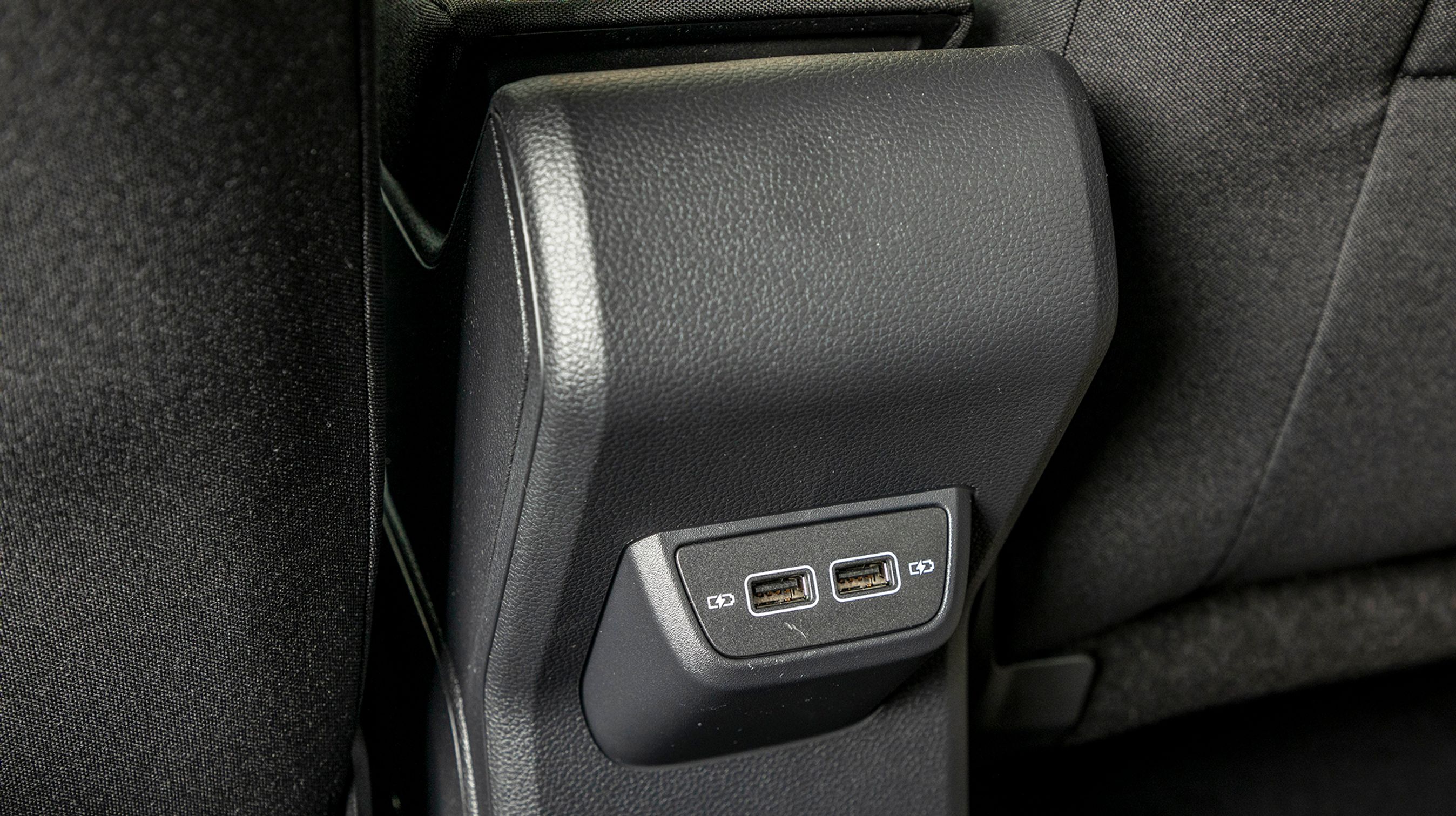 Der er USB-stik til ungernes gadgets på bagsædet.