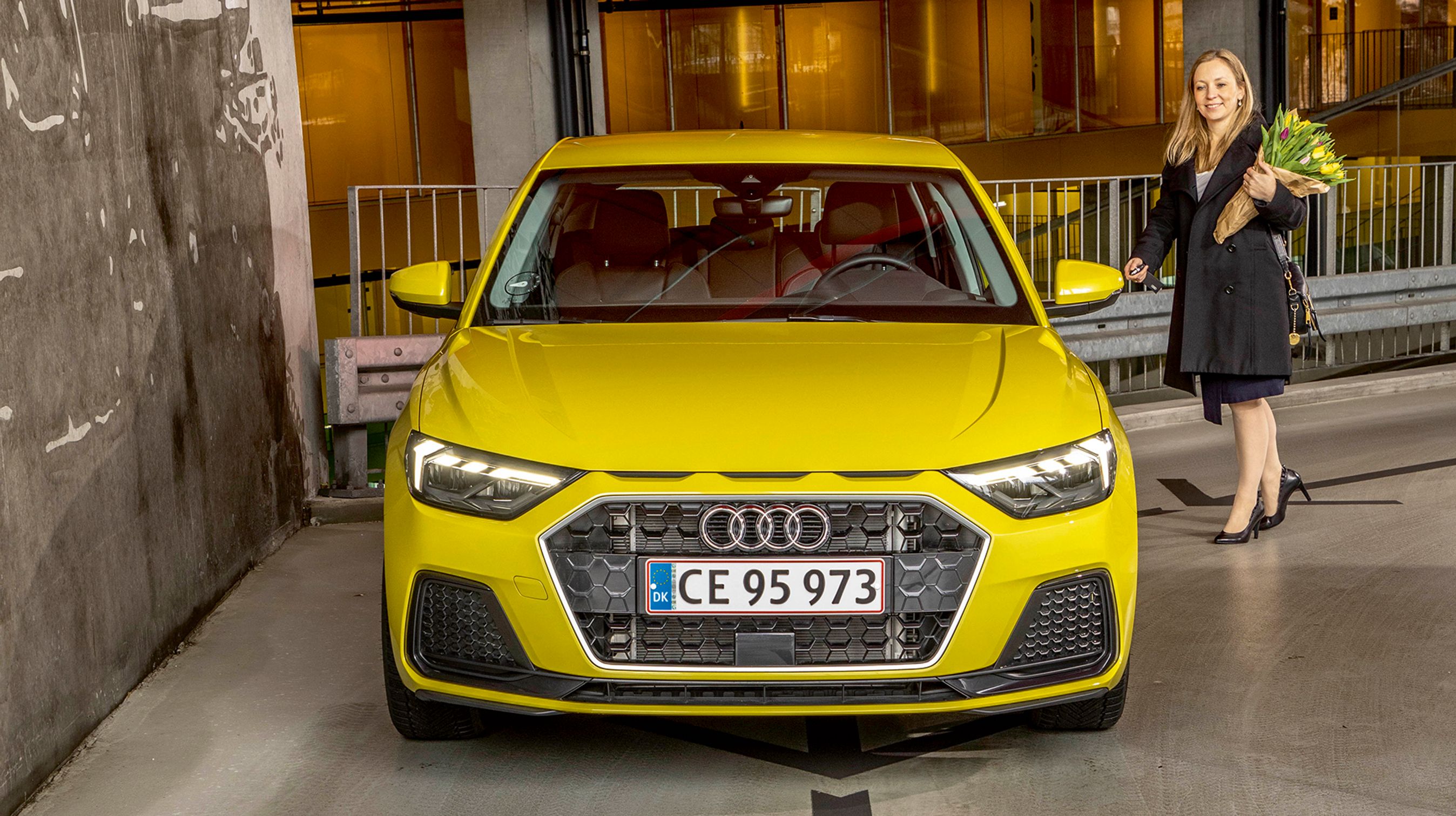 Fronten er typisk for Audi, og grillen består af små sammensatte sekskanter. LED-forlygter er ekstraudstyr til 14.000 kr., men giver bilen et flot udtryk.