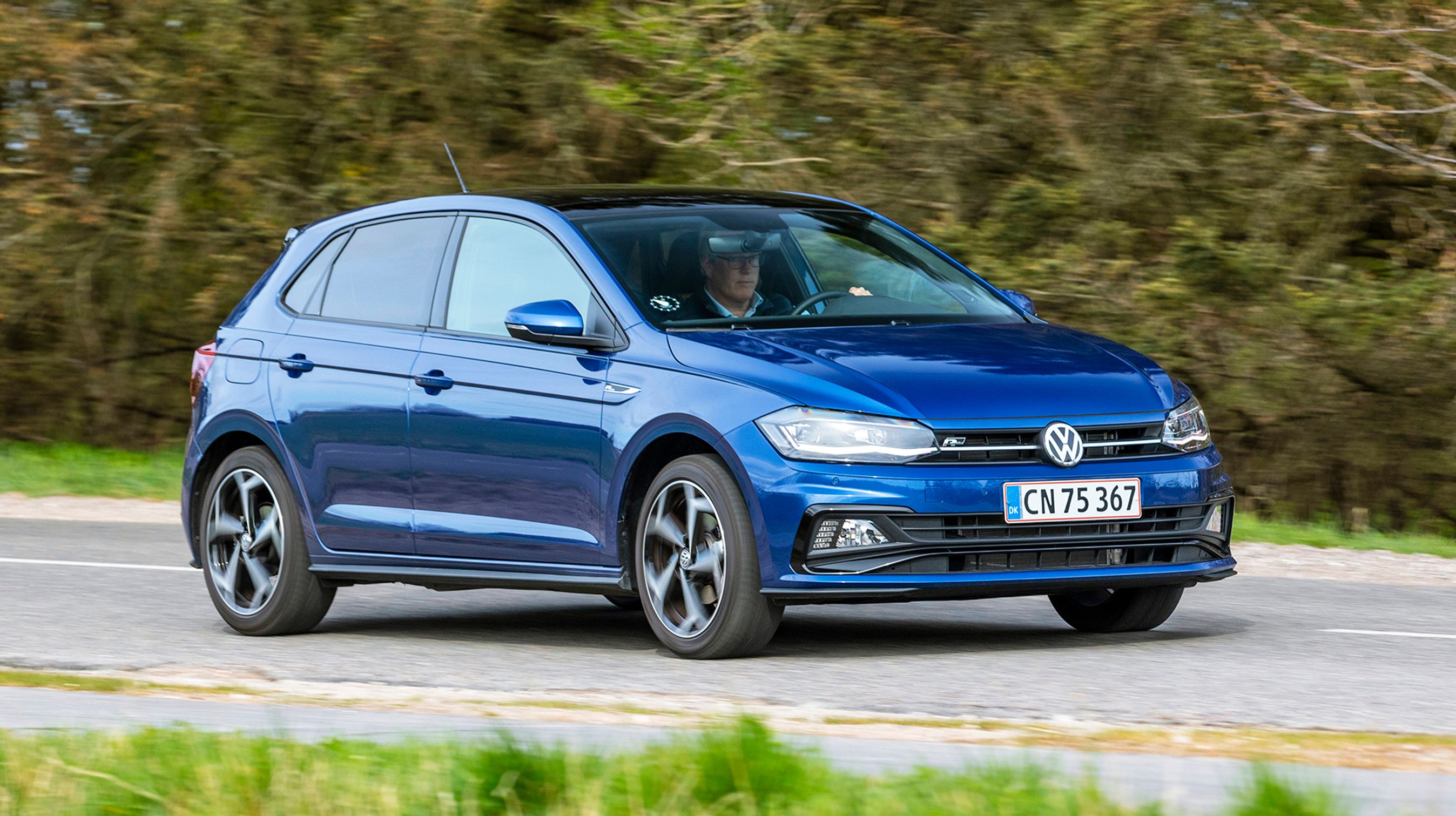VW Polo R-Line har et sportsligt GTI-look med sorte detaljer og store fælge.