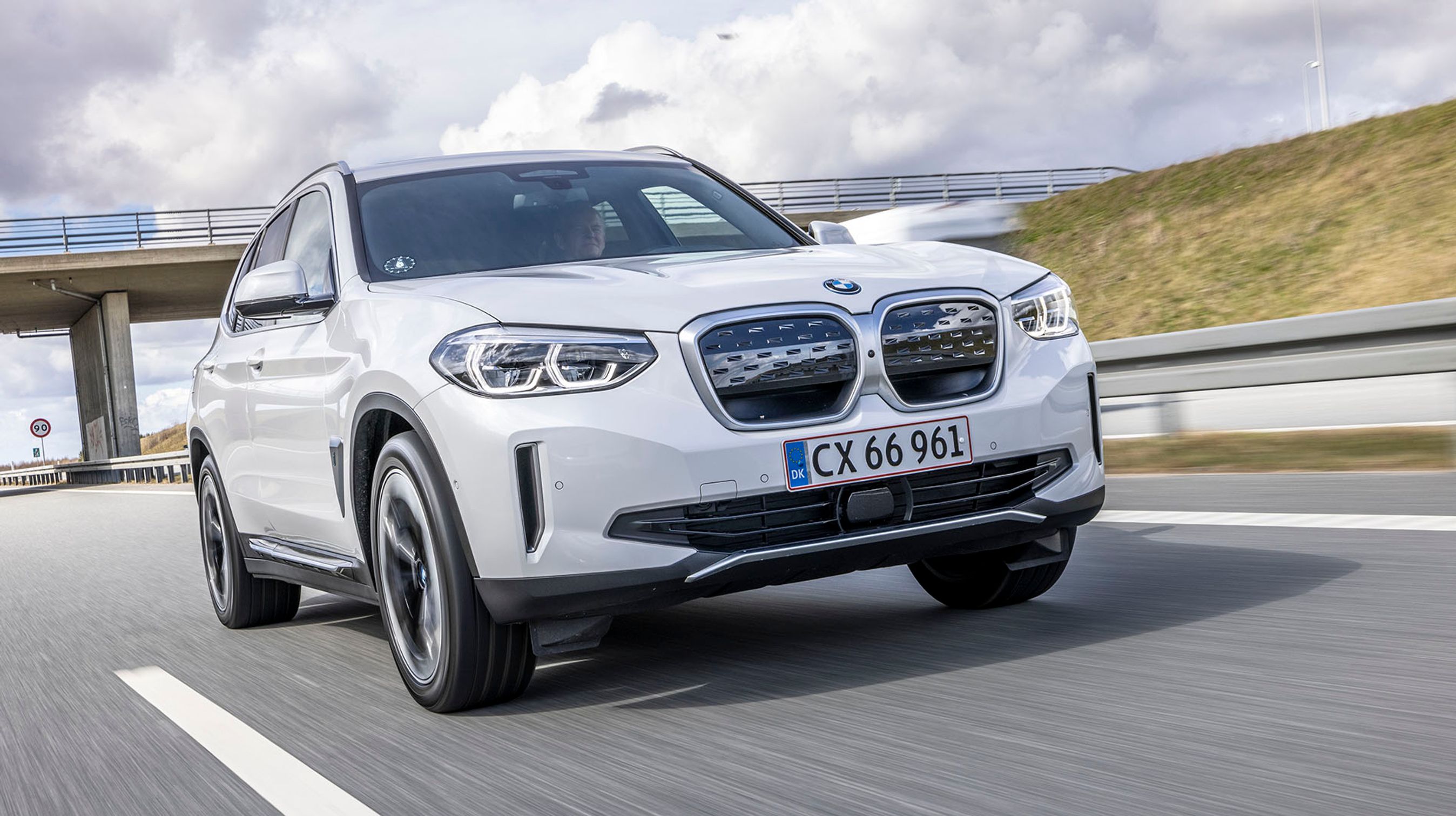 BMW iX3 er en eludgave af BMW X3. Den bygges på BMW’s fabrik i Kina og fremstår som en yderst vellykket elbil.