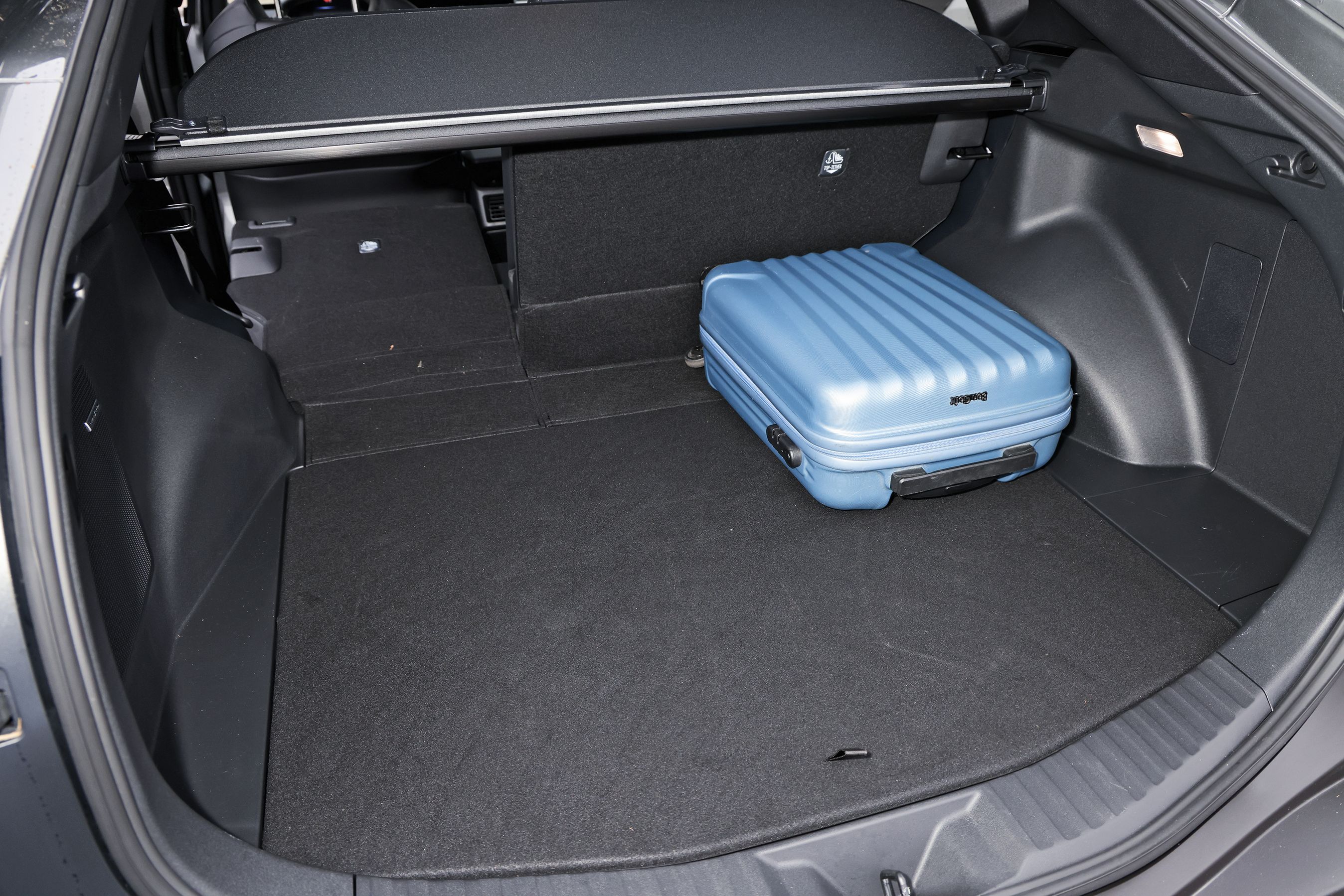 Bagagerum med blå kuffert i en Subaru Solterra