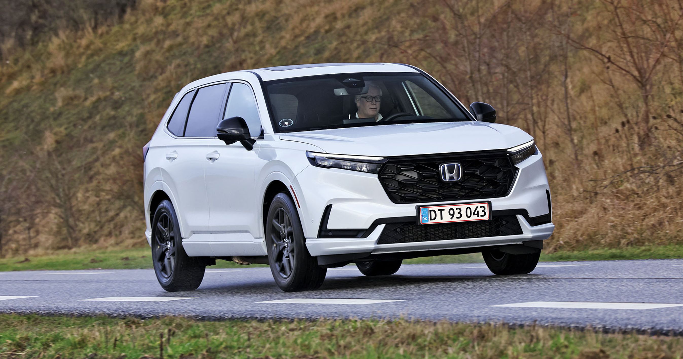 Hvid Honda CR-V kører på en landevej