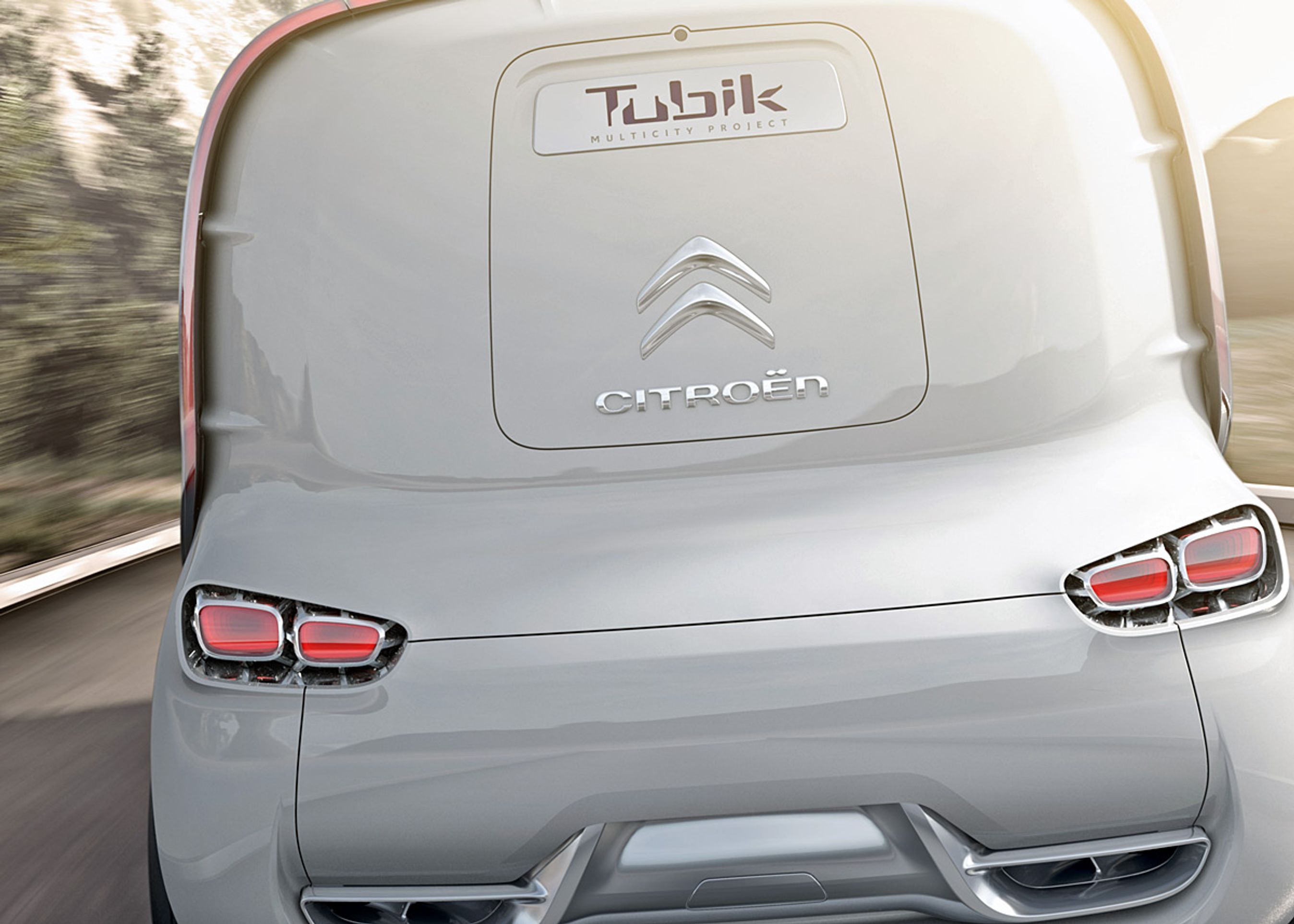 Karrosseriet er tofarvet, så fronten med dieselmotoren og den bageste del med elmotoren er i hvid og resten i aluminiumsgrå.