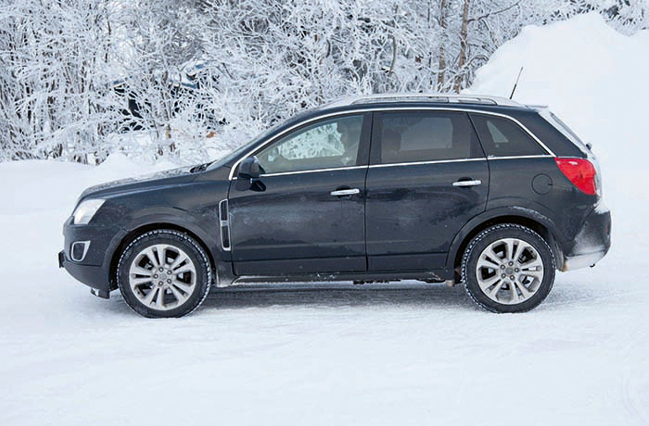 Opel Antara fra siden